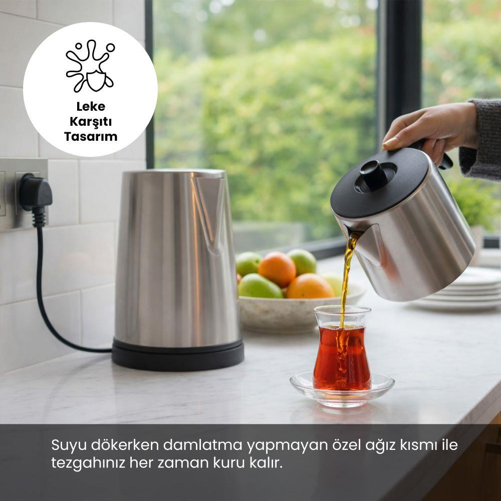 Gümüş bir su ısıtıcısı bardağa çay döküyor. Yakında başka bir su ısıtıcısı var.
