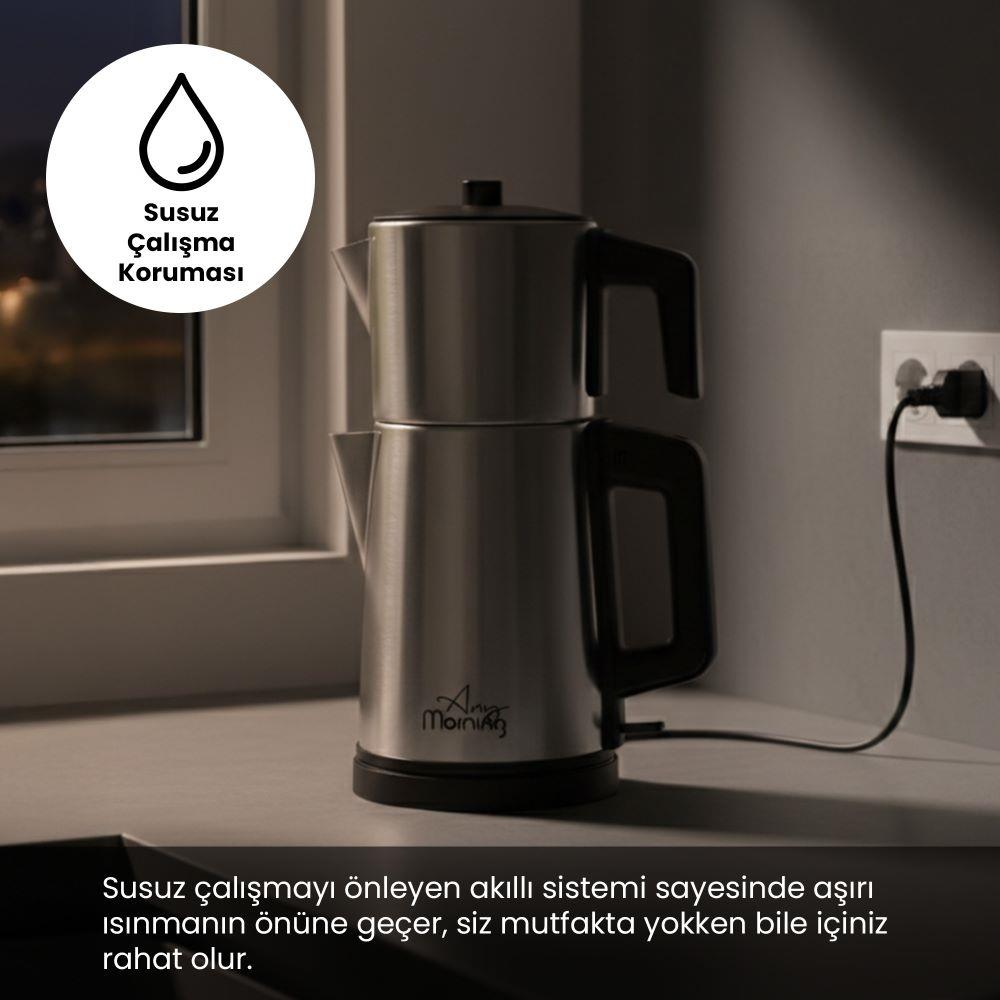 İki kulplu ve kapaklı paslanmaz çelik demlik, prize takılı.