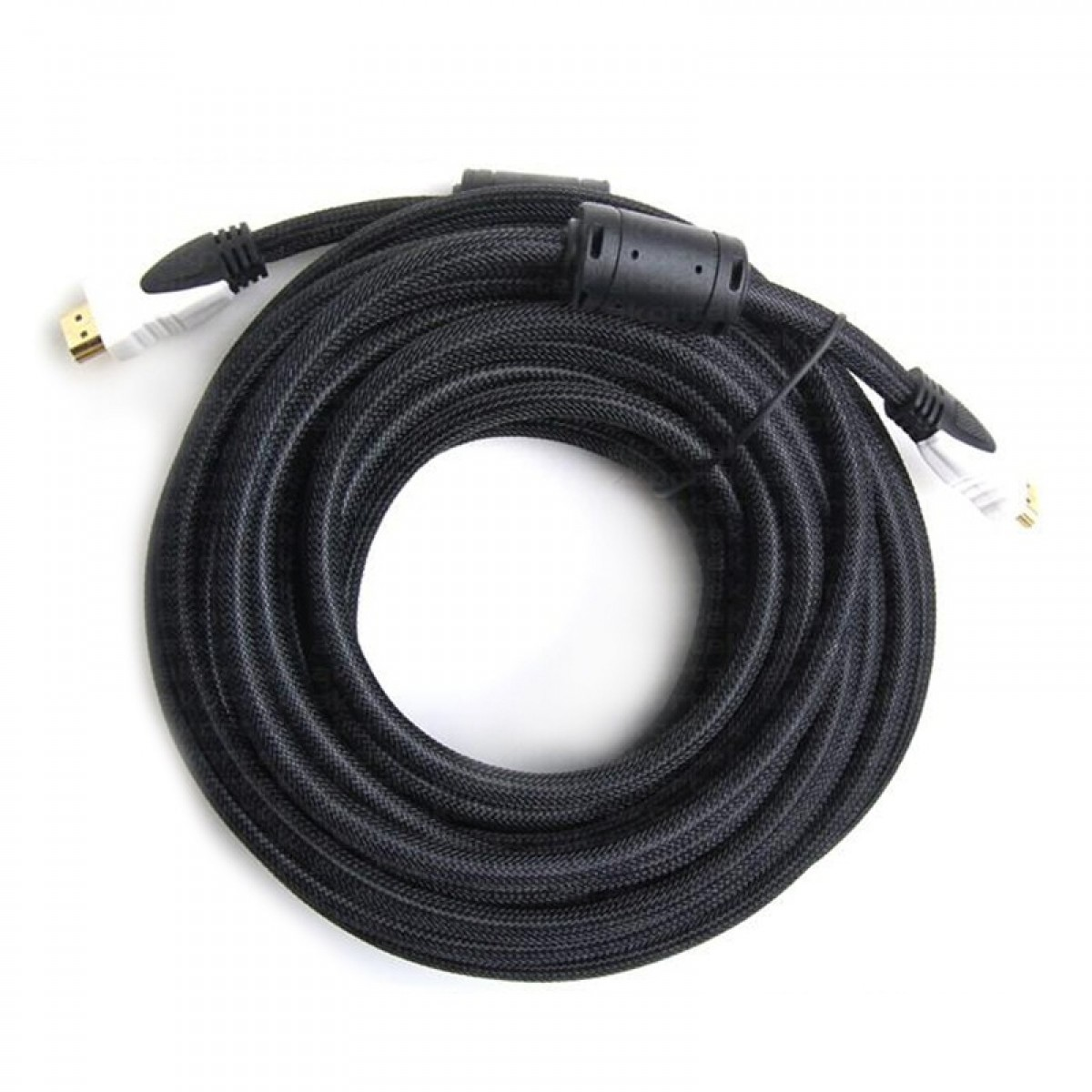 Altın konektörlü siyah bir HDMI kablosu beyaz zeminde duruyor.