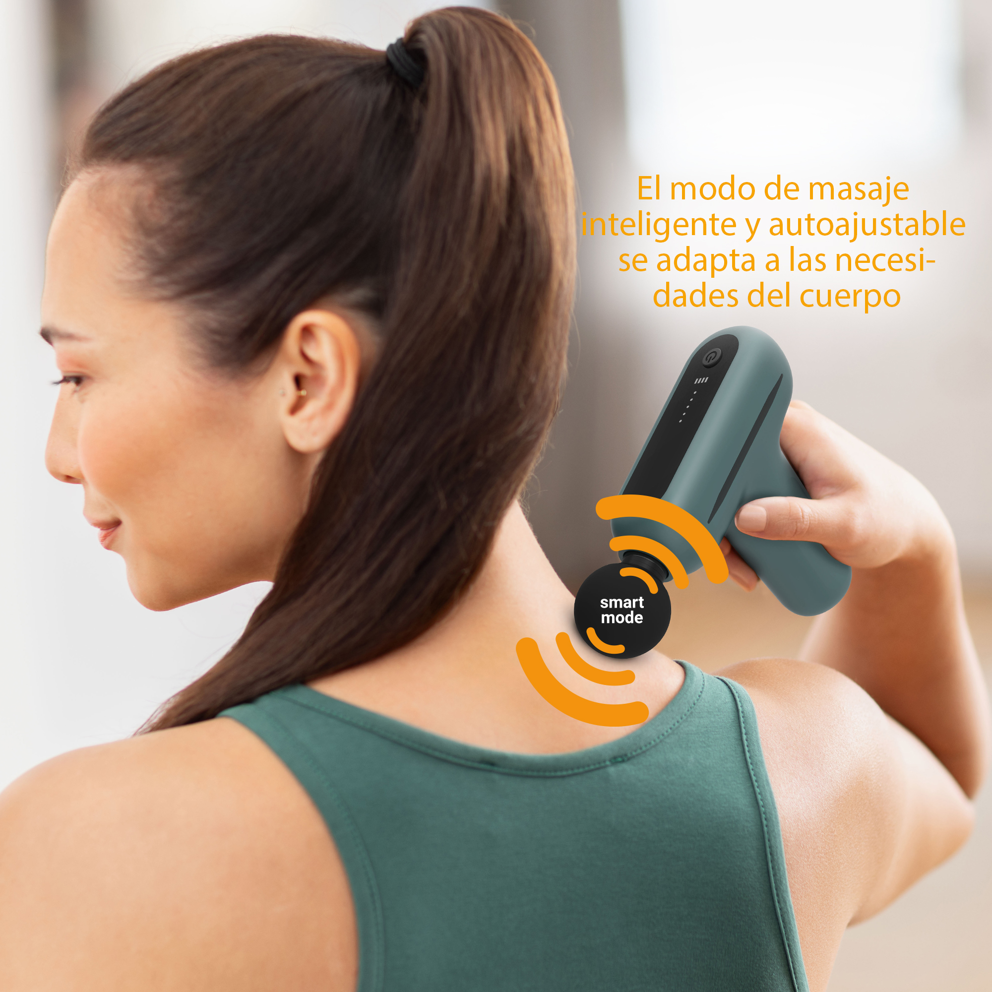 Una mujer usa una pistola de masaje en el cuello. La pistola es azul con un accesorio "smart mode".