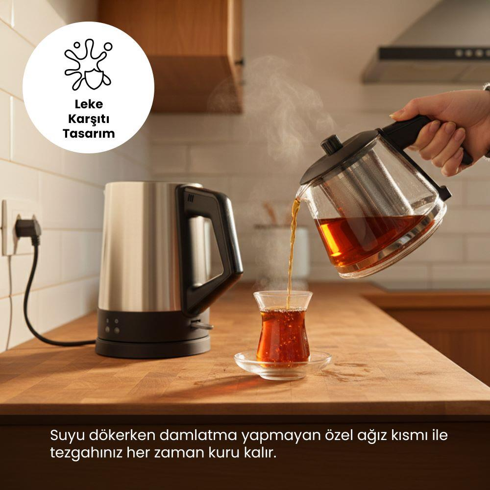 Gümüş bir su ısıtıcısı, çay dökülen bir bardağın yanında duruyor.
