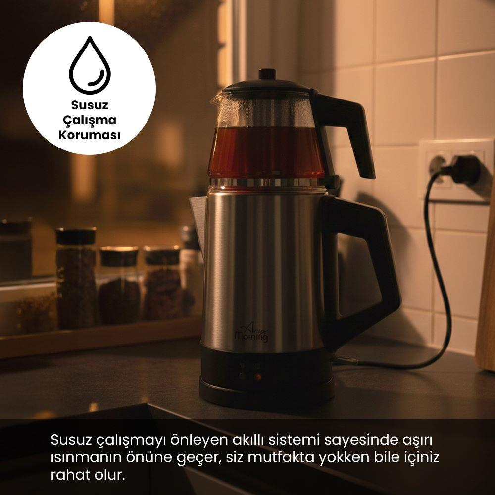 Gümüş renkli, cam kapaklı, kırmızı çay dolu elektrikli çay makinesi tezgahta duruyor.