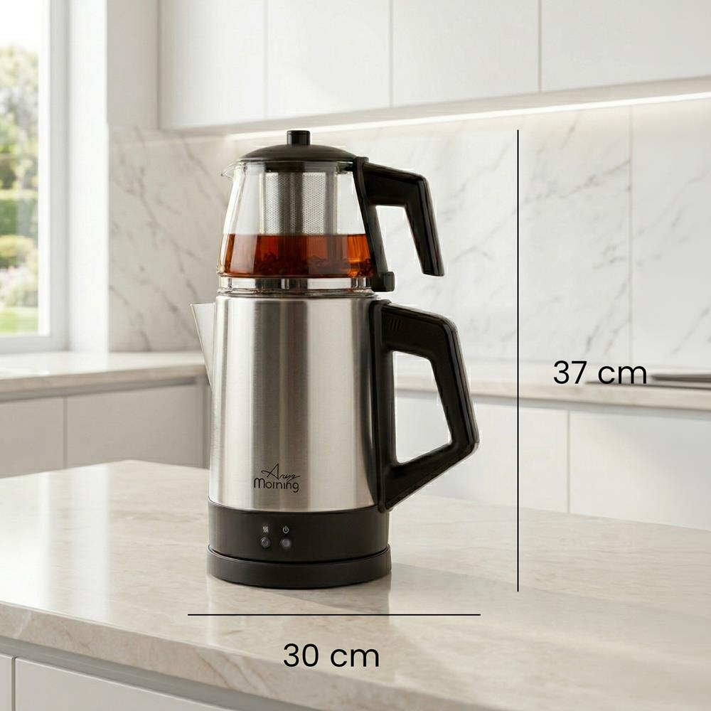 Mermer tezgah üzerinde cam demlik ve siyah saplı gümüş çay makinesi.