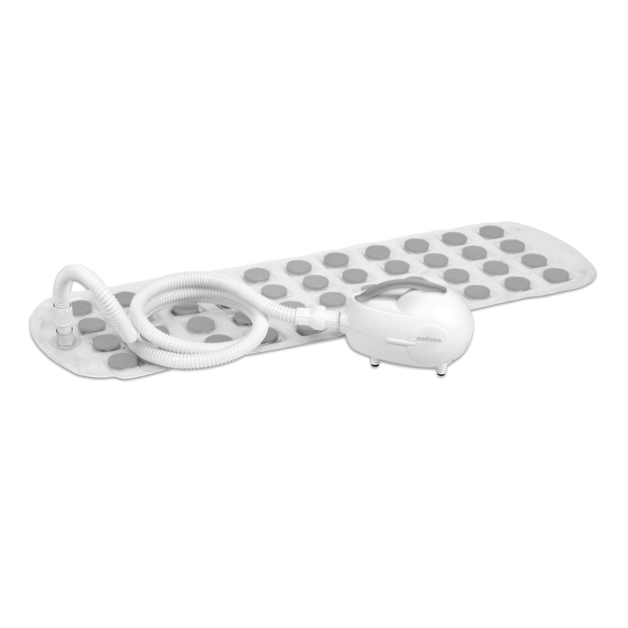 Un tapis de bain blanc avec des ventouses grises et un appareil de massage blanc connecté sont affichés sur un fond blanc.