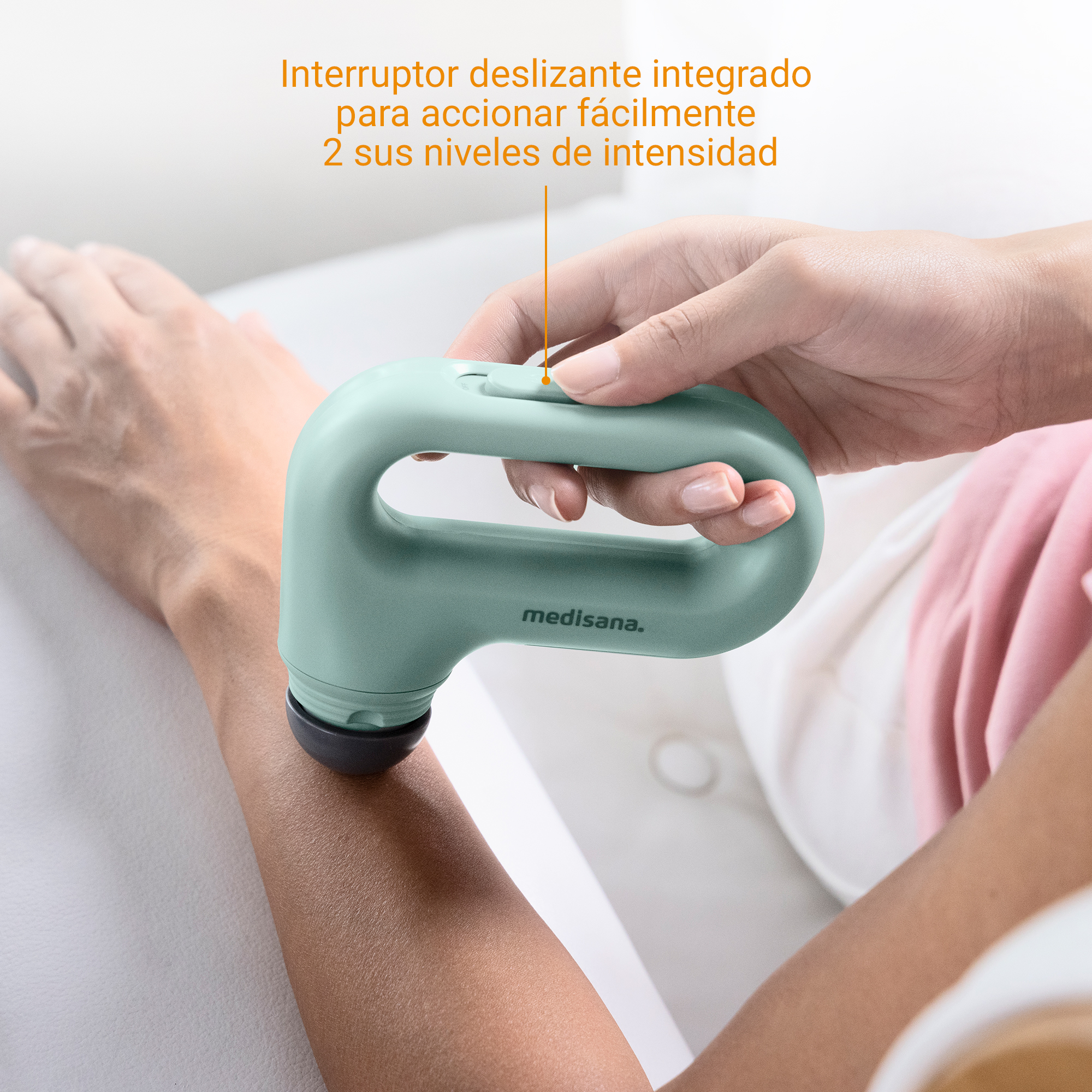 Eine Hand bedient ein mintgrünes Massagegerät am Unterarm einer Person.