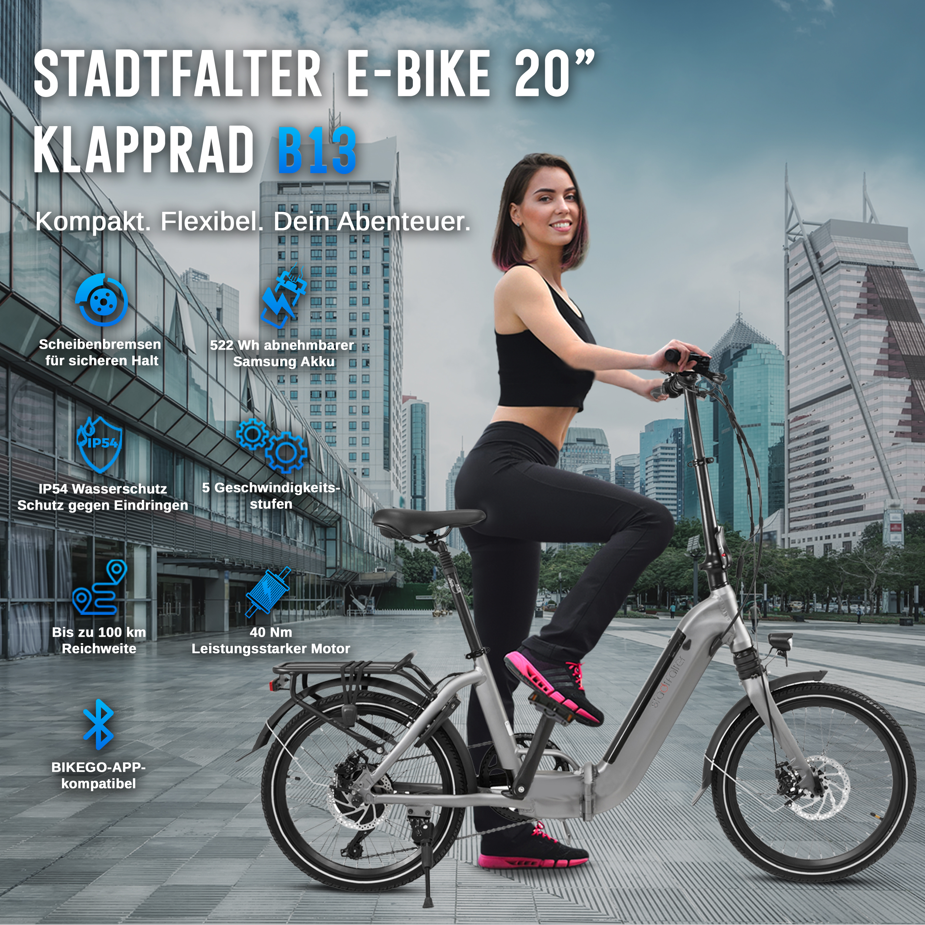 Eine Frau auf einem silbernen Klapp-E-Bike vor einer modernen Stadtkulisse.