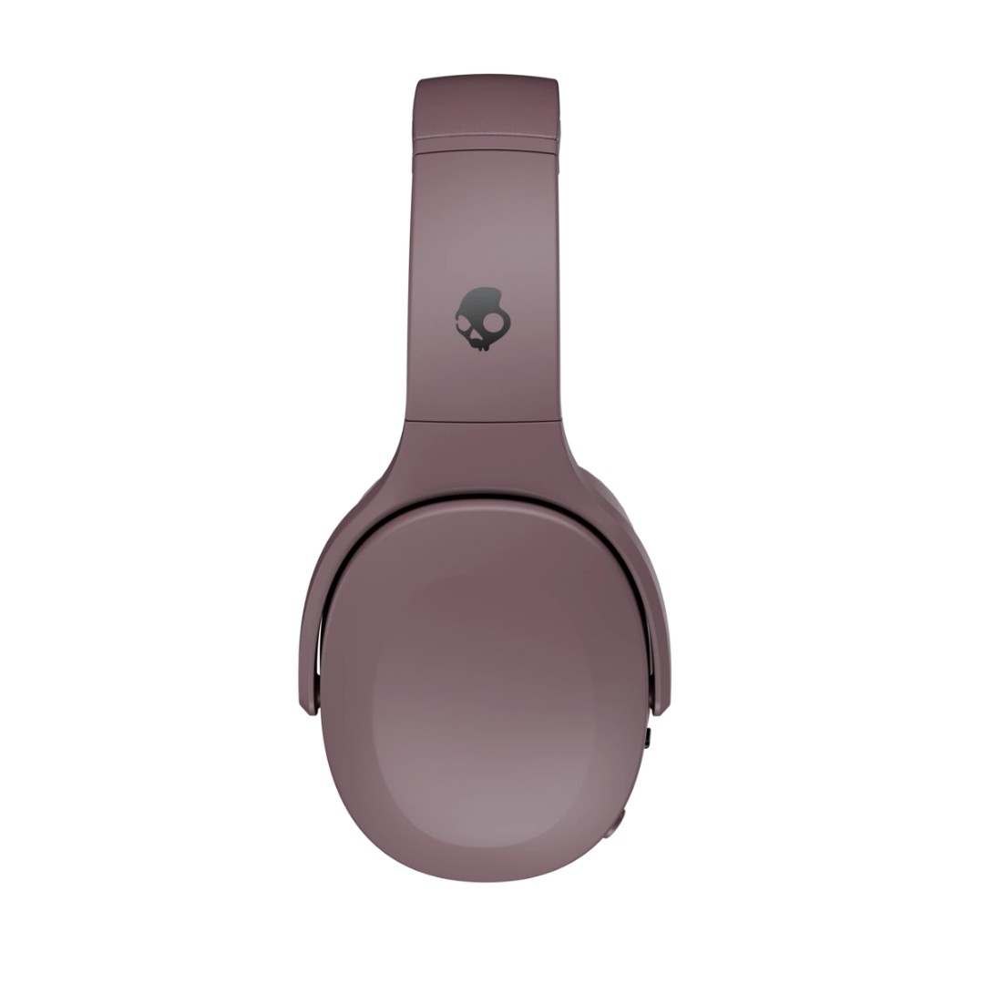 Beyaz arka planda mor bir Skullcandy kulaklık.