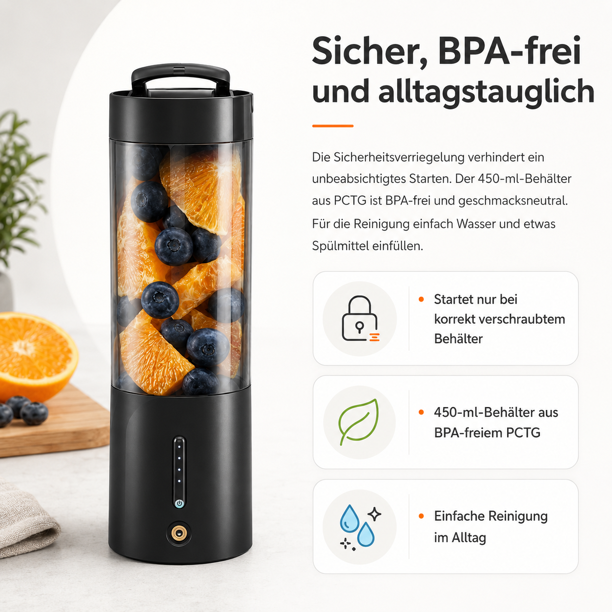 Schwarzer Mixer mit Orangenstücken und Blaubeeren im Behälter.