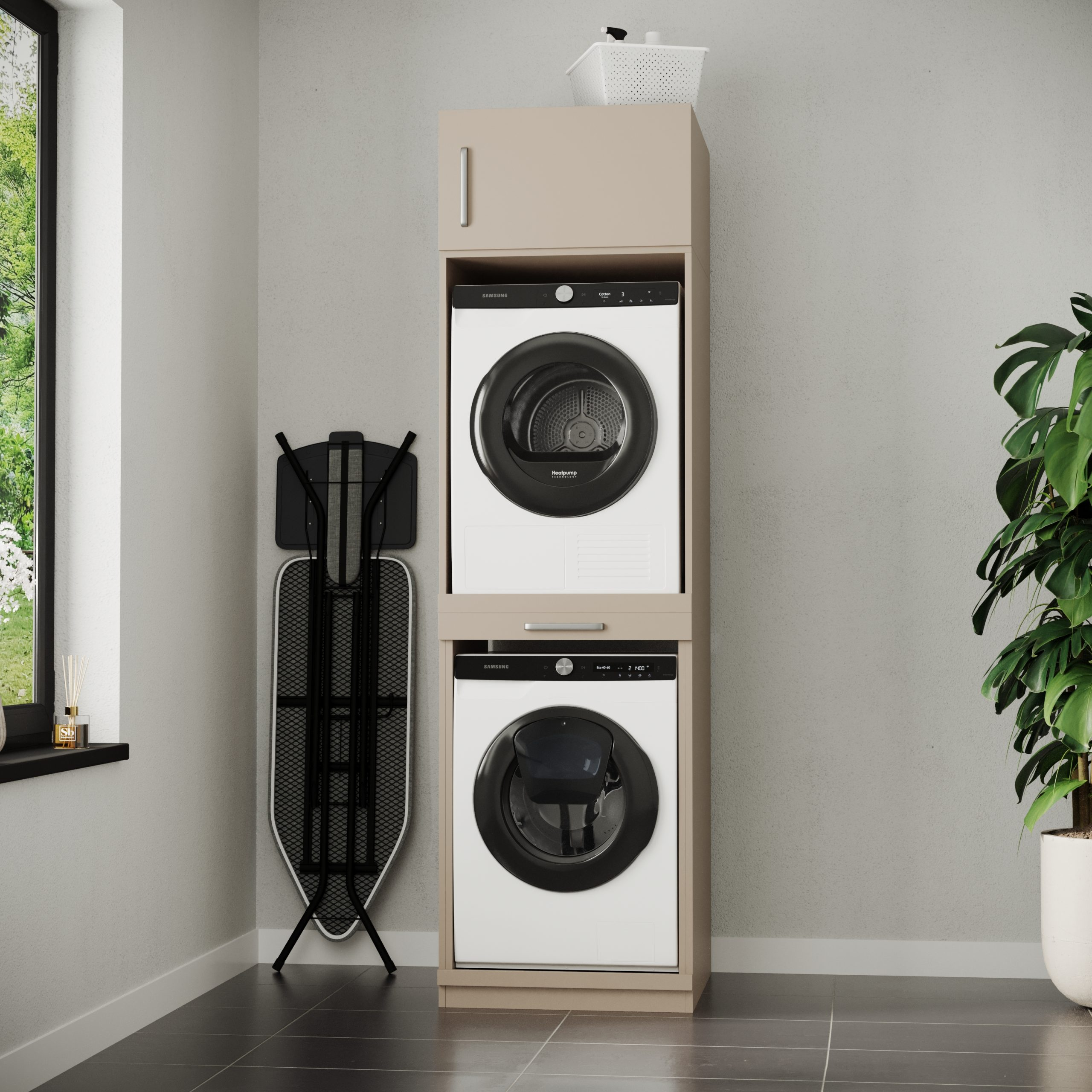 Ein schlankes Wäschetrockner- und Waschmaschinenset in Beige mit schwarzen Türen.