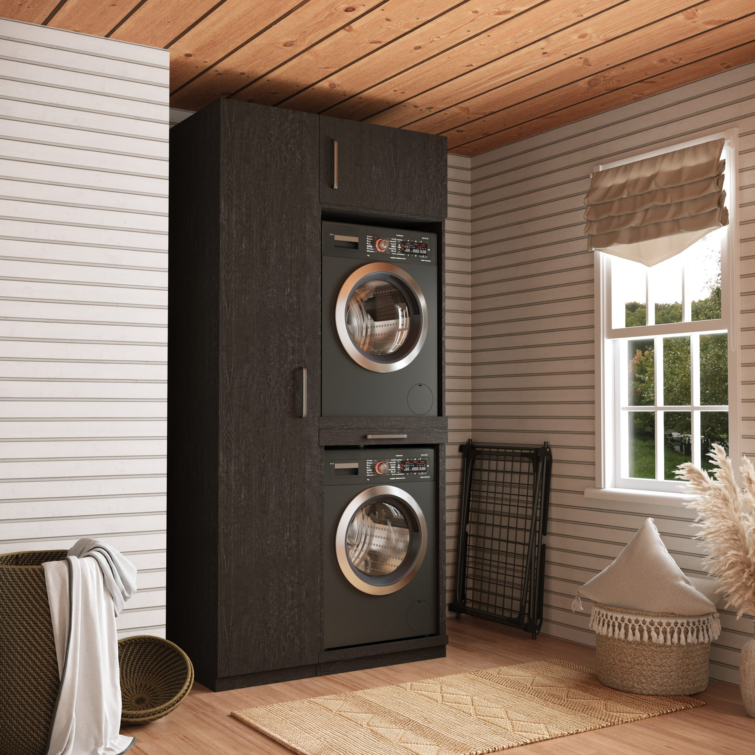 Ein dunkler Wandschrank mit Waschmaschine und Trockner steht in einem Raum mit Holzboden.
