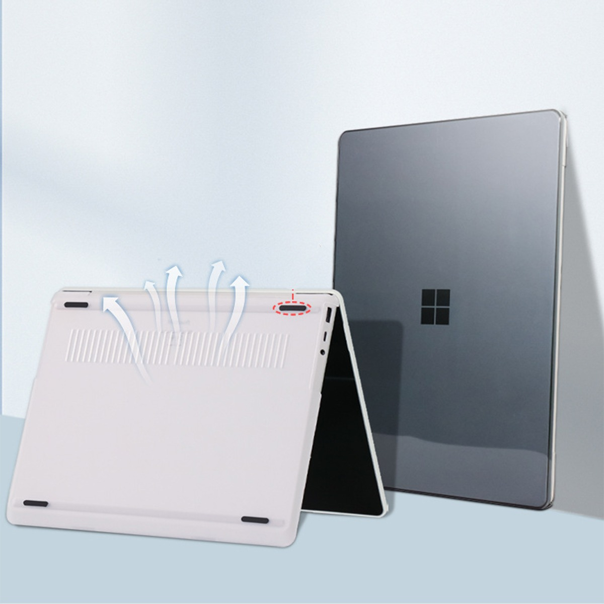 Biała osłona laptopa z otworami wentylacyjnymi obok szarego laptopa.
