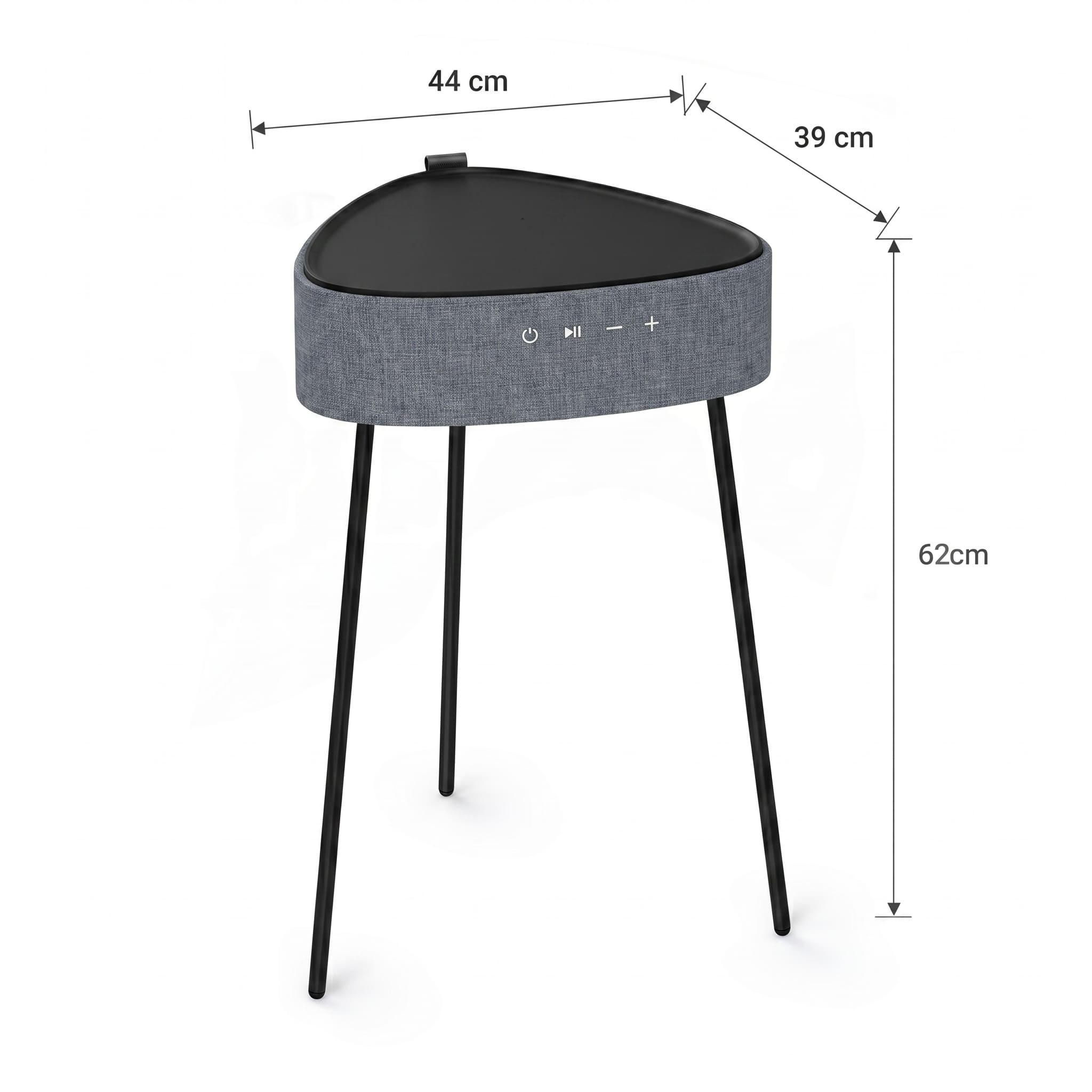 Una mesa auxiliar triangular con cubierta de tela gris y patas negras.