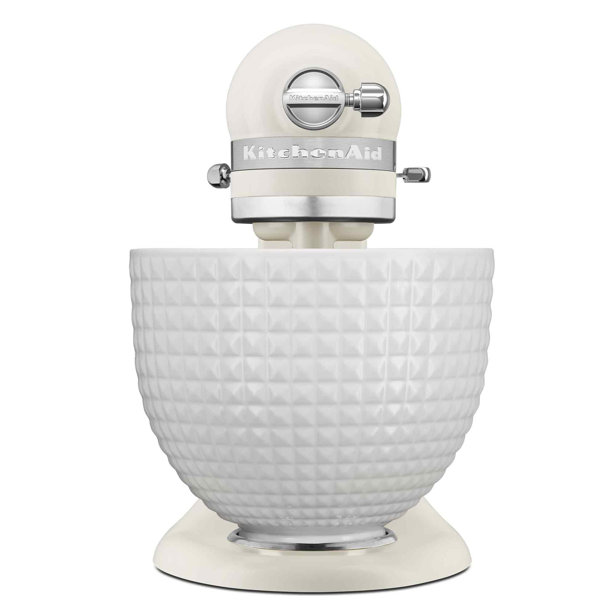 Ein cremefarbener KitchenAid-Standmixer mit einem strukturierten weißen Keramik-Rührschüssel.