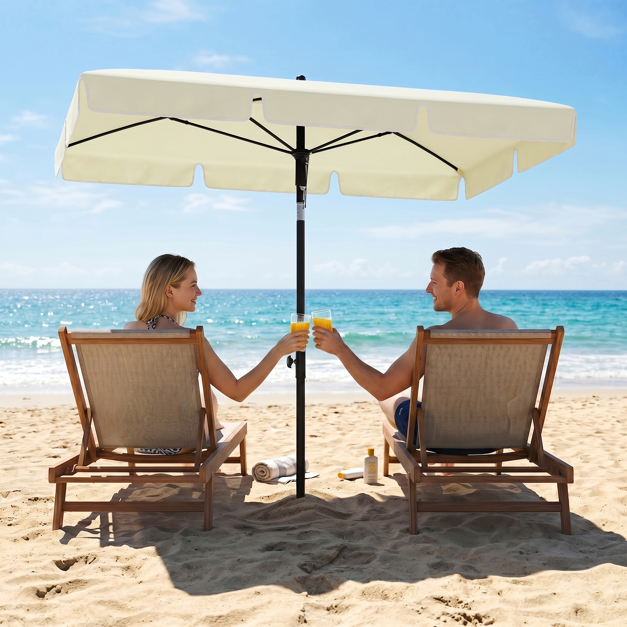 Una pareja choca copas con bebidas en la playa bajo una sombrilla.