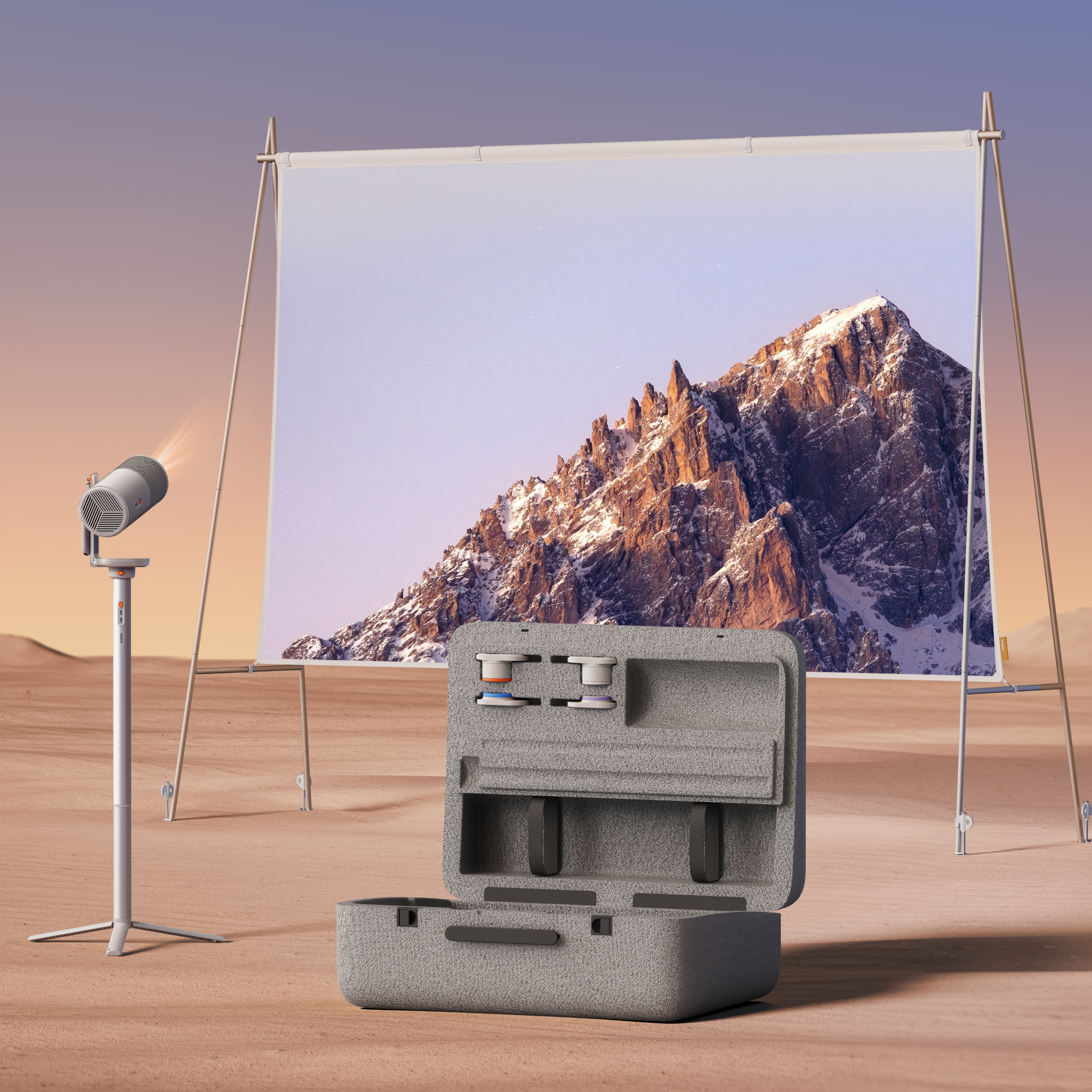Een projector schijnt op een scherm met berglandschap. Een open koffer staat op de voorgrond.