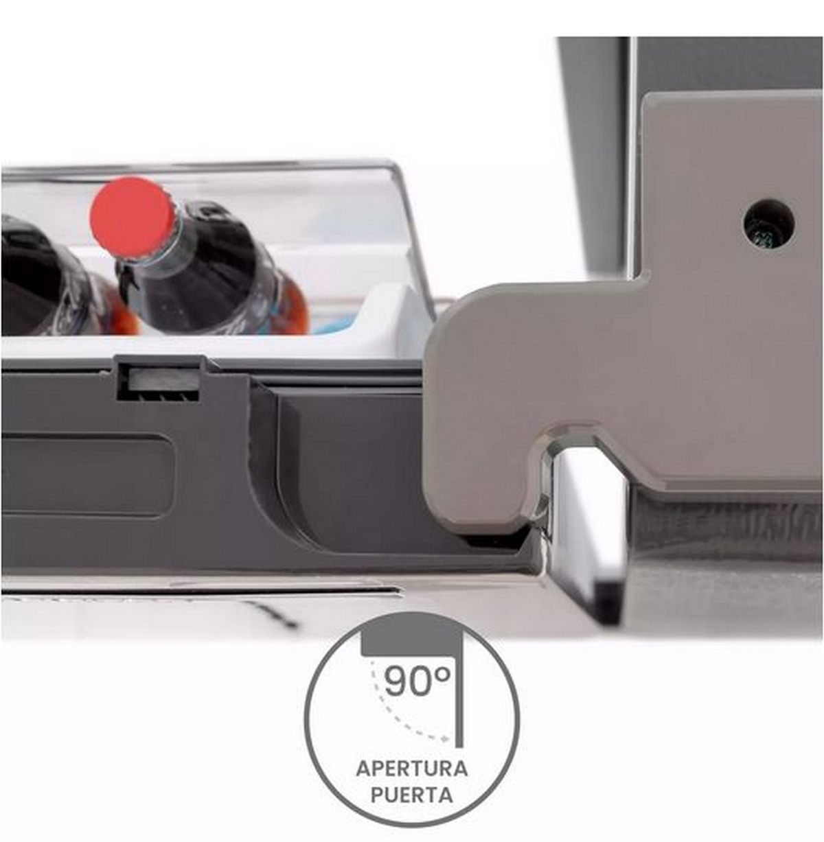 Un compartimento de refrigerador con botellas y un indicador de apertura de puerta de 90 grados.