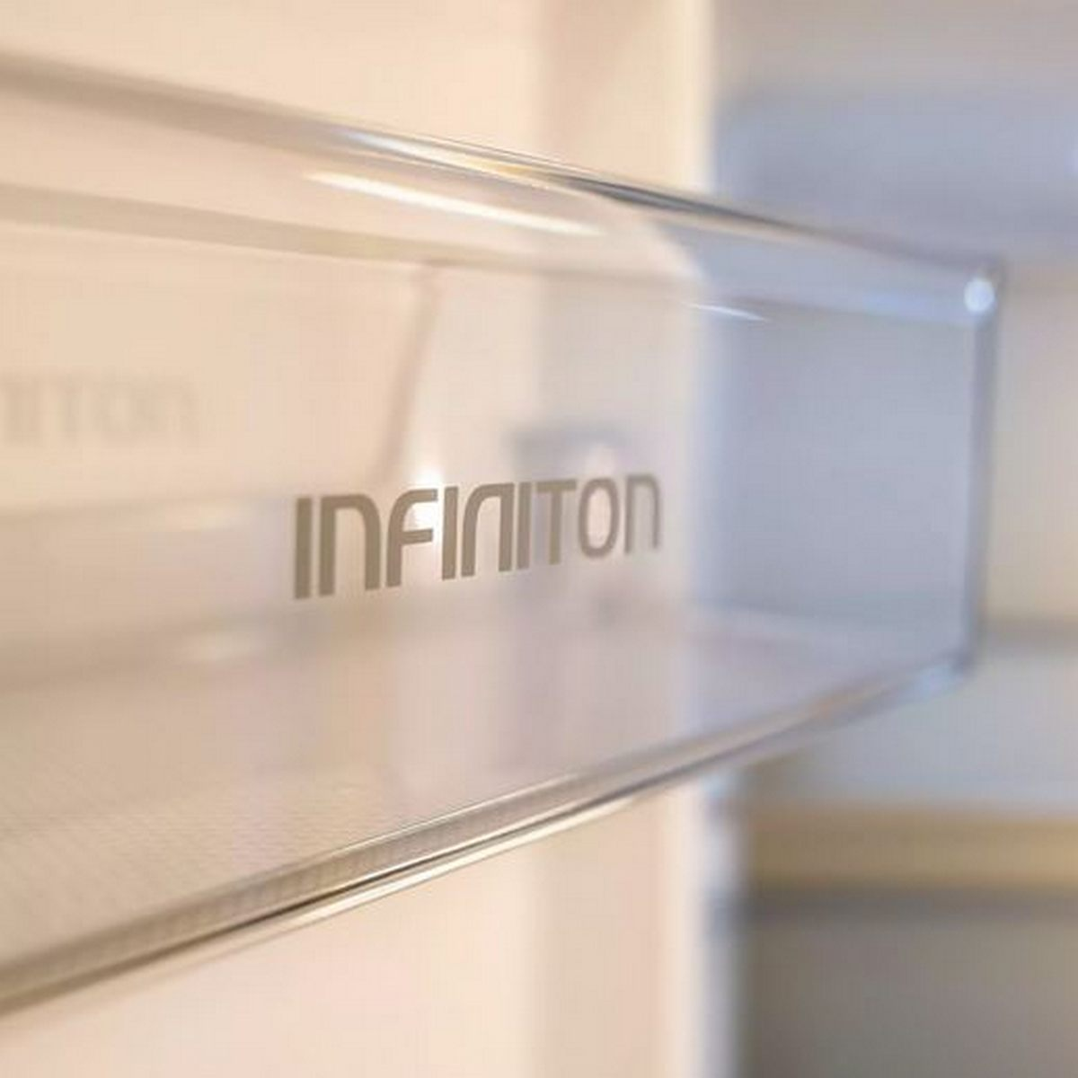 Primer plano de un estante transparente con la palabra INFINITON en relieve.