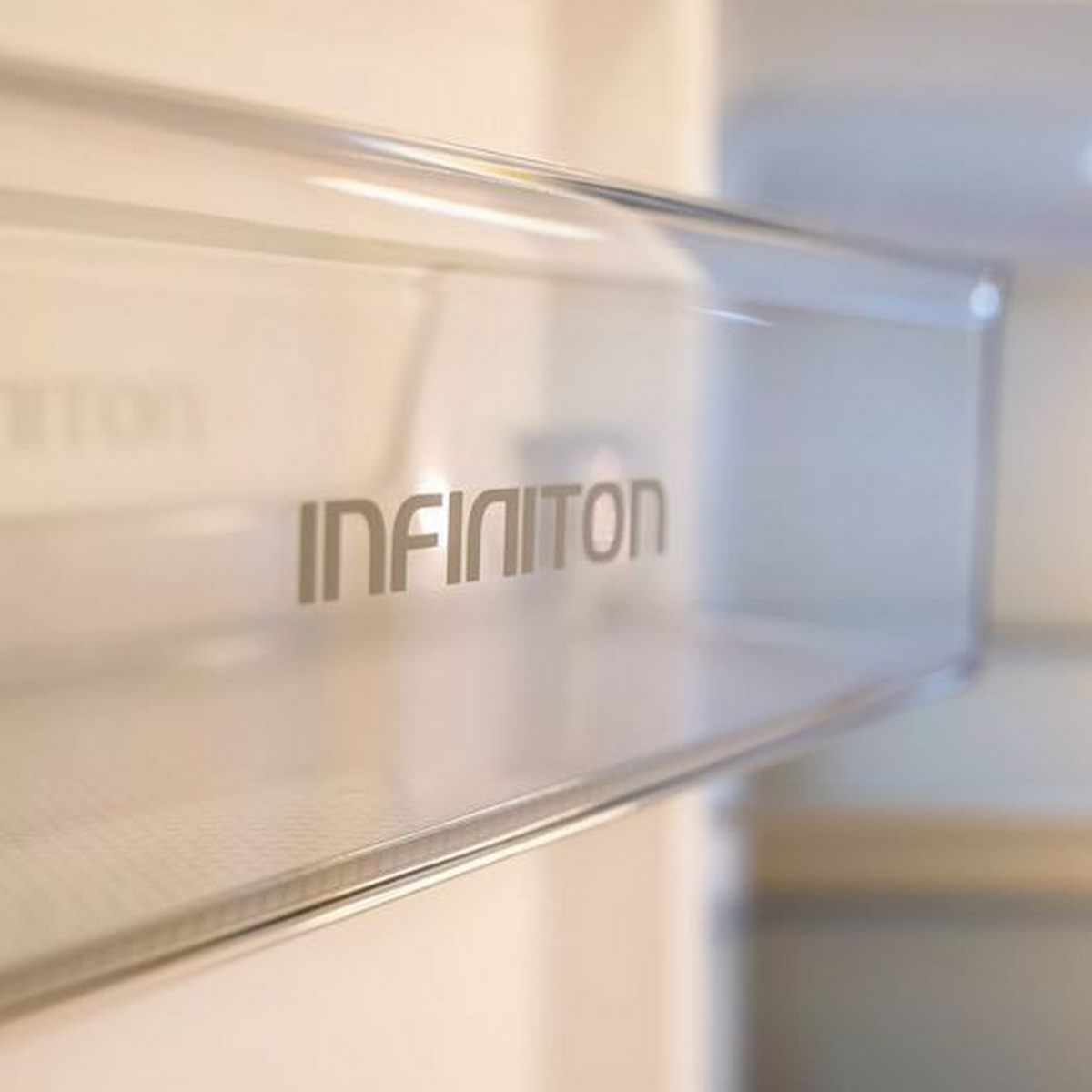 Un estante de vidrio con la marca INFINITON, parte de un refrigerador.
