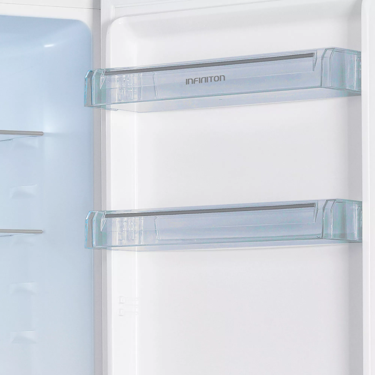 Vista interior de un refrigerador con dos estantes transparentes y el logo INFINITON.