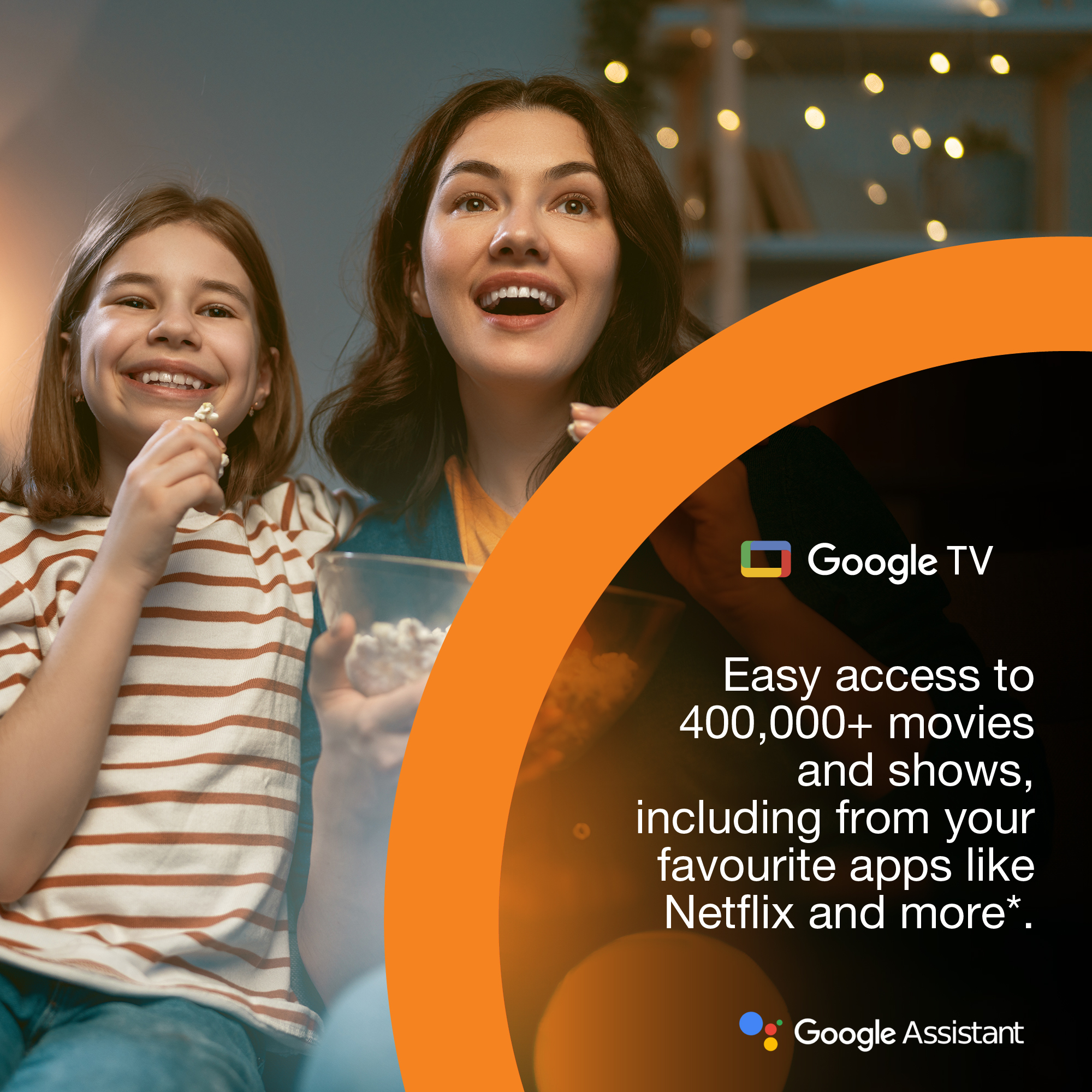 Une fille et une femme regardent la télé en mangeant du pop-corn. Logo Google TV.