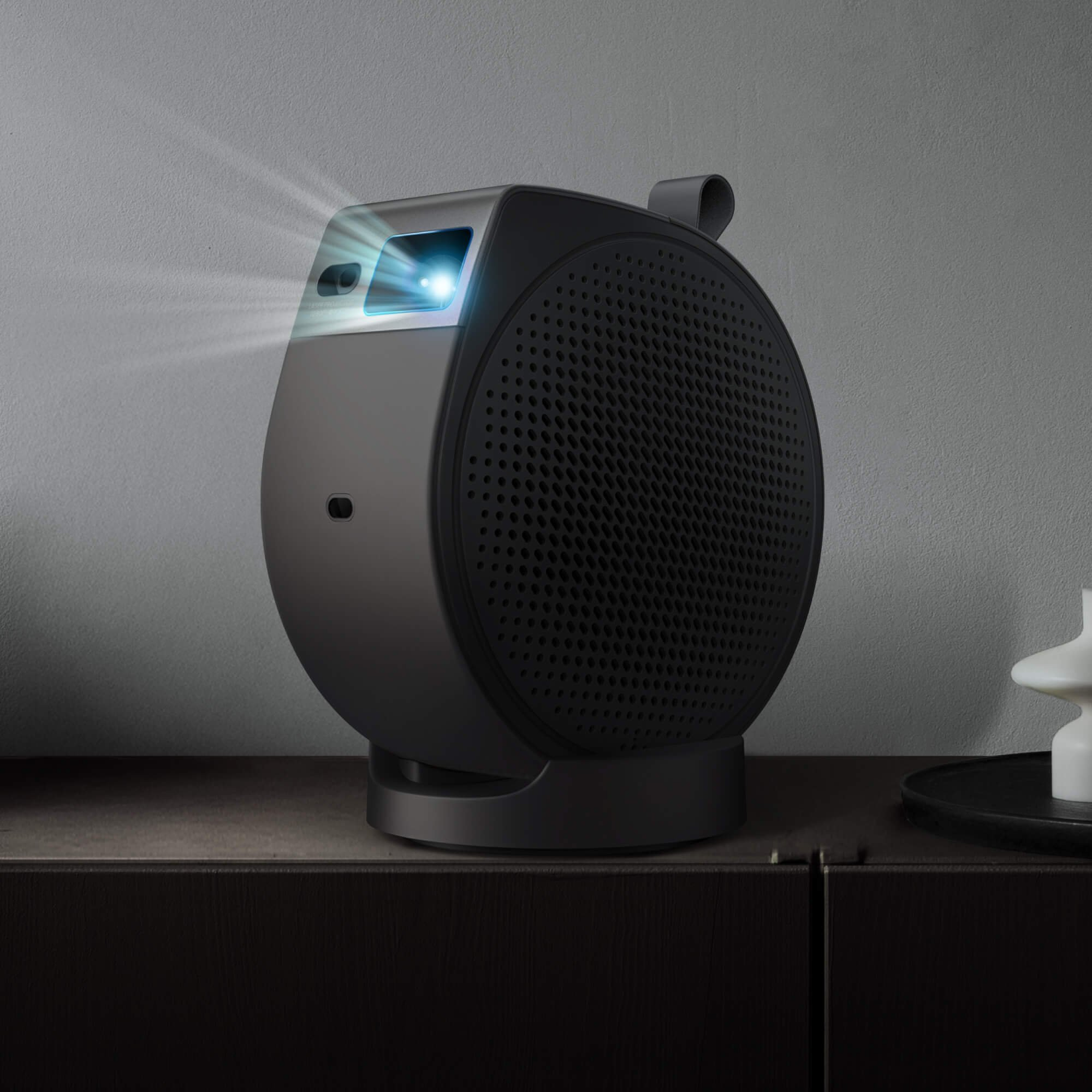 Un projecteur haut-parleur noir émet de la lumière sur un mur.
