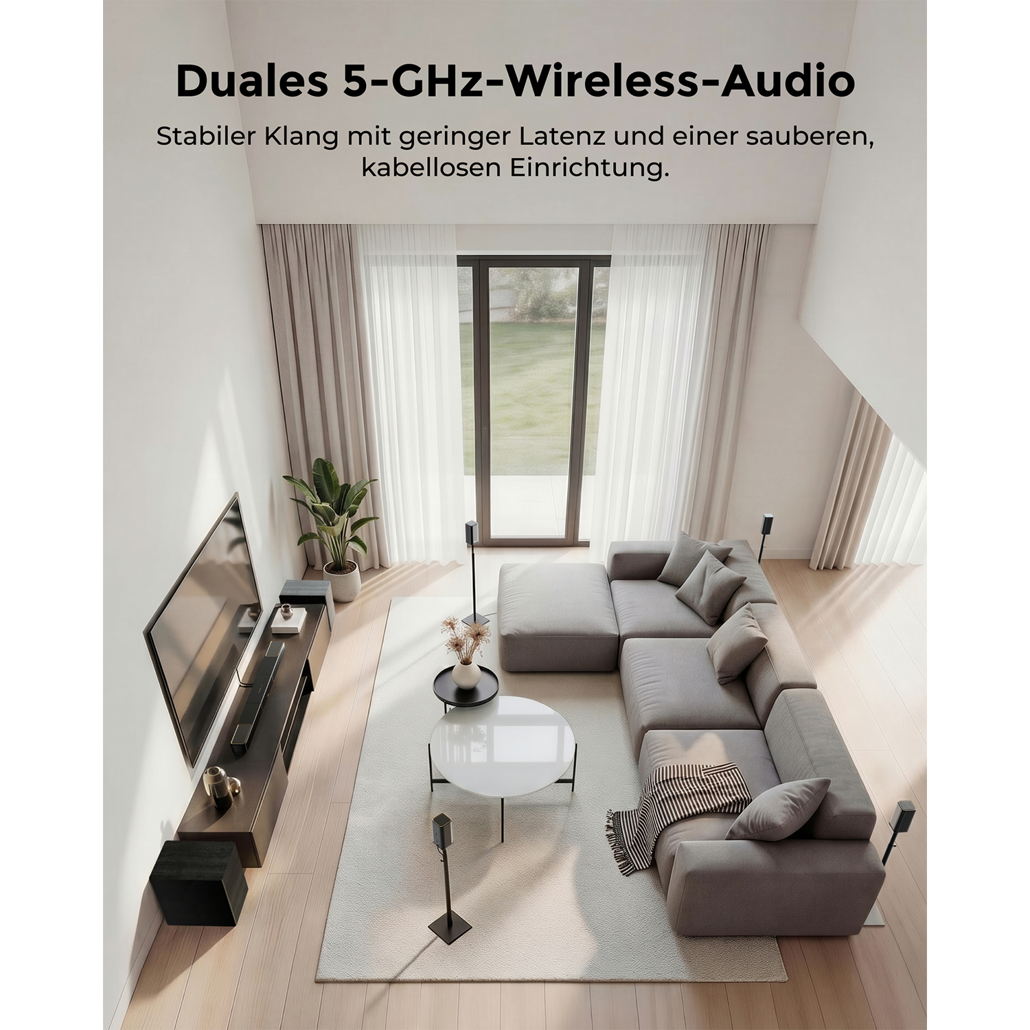 Modernes Wohnzimmer mit großem Sofa, Fernseher und Fenstern.
