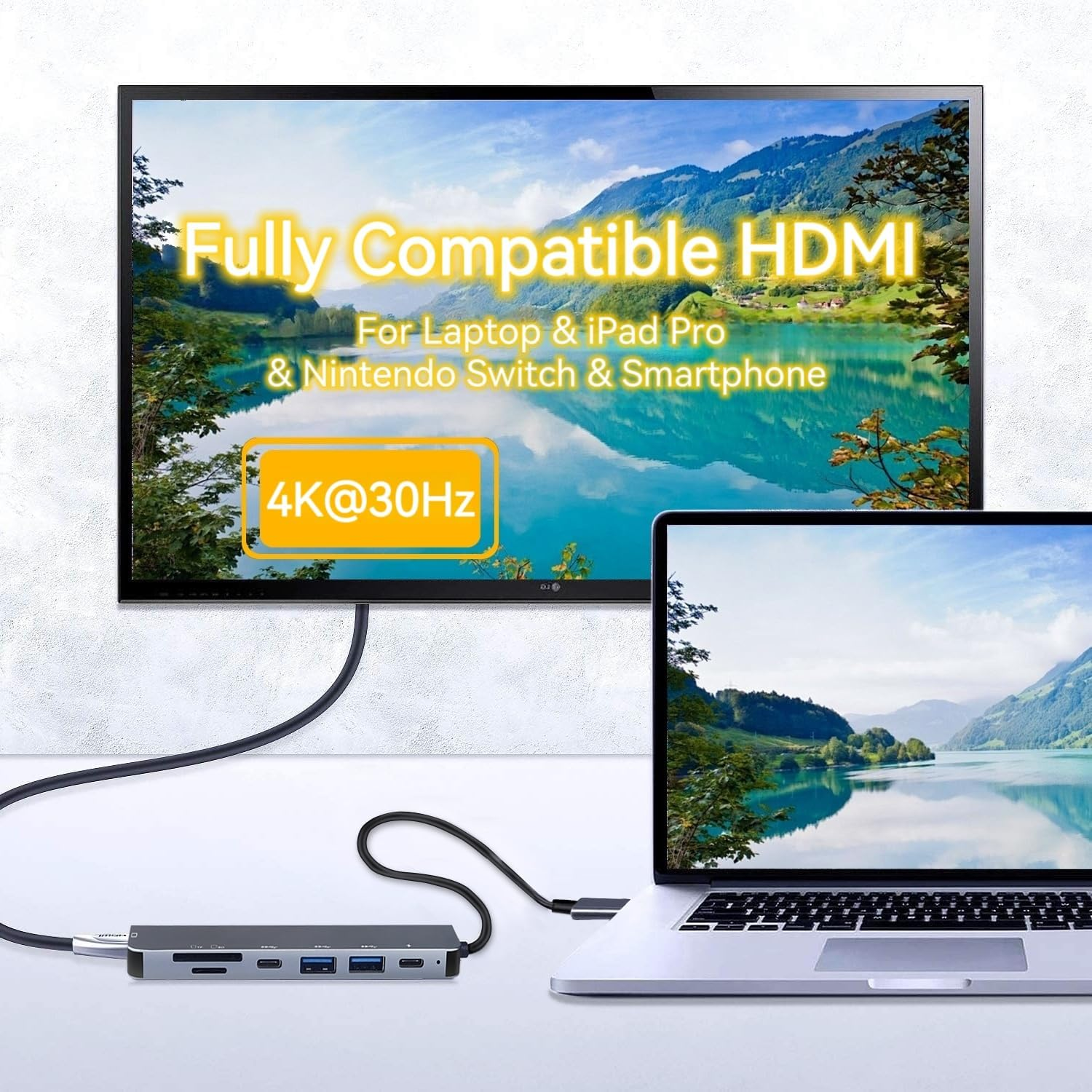 Ein Laptop ist mit einem USB-C-Hub verbunden, der an einen großen Bildschirm angeschlossen ist.