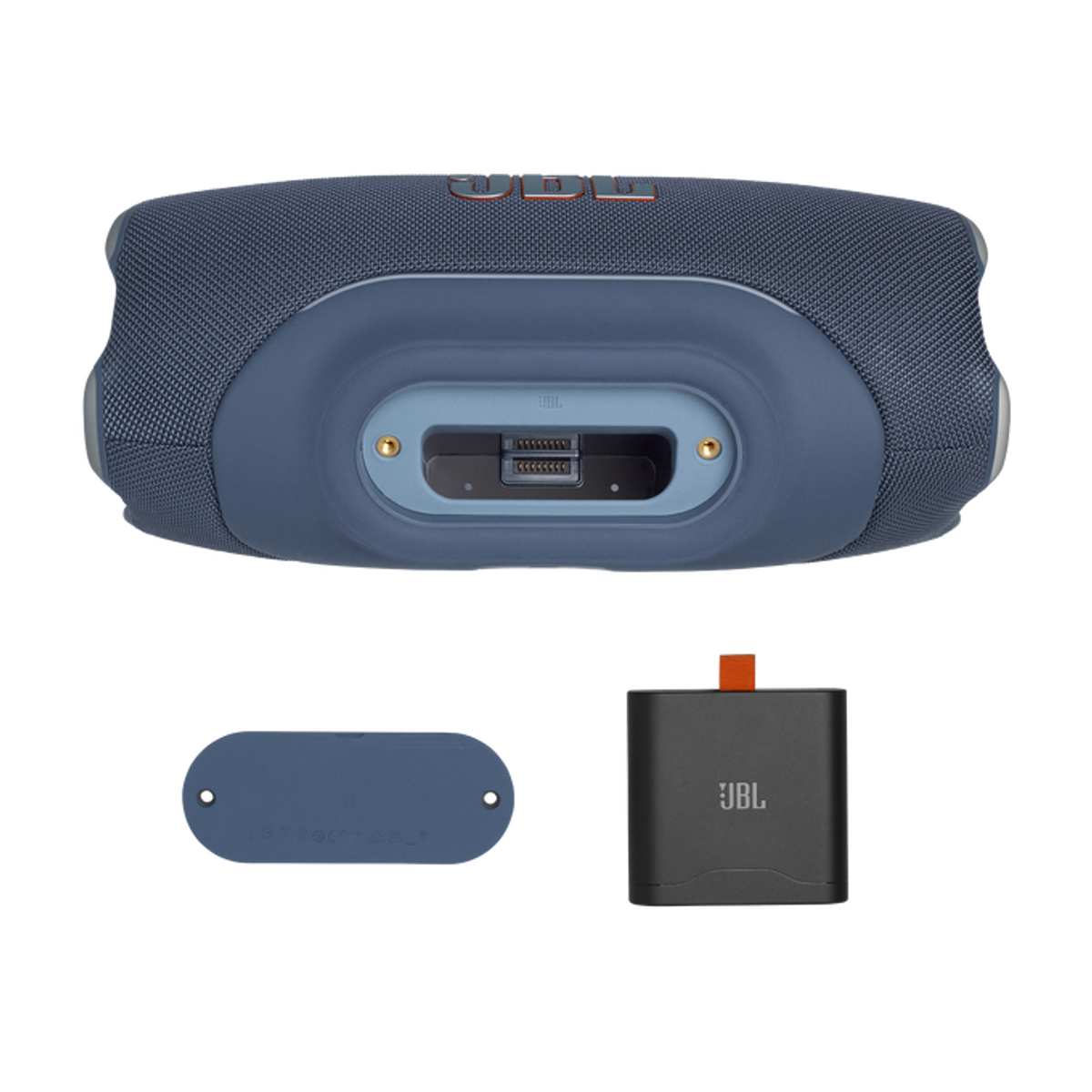 Ein blauer JBL Lautsprecher mit Anschlüssen, Abdeckung und Ladebox.