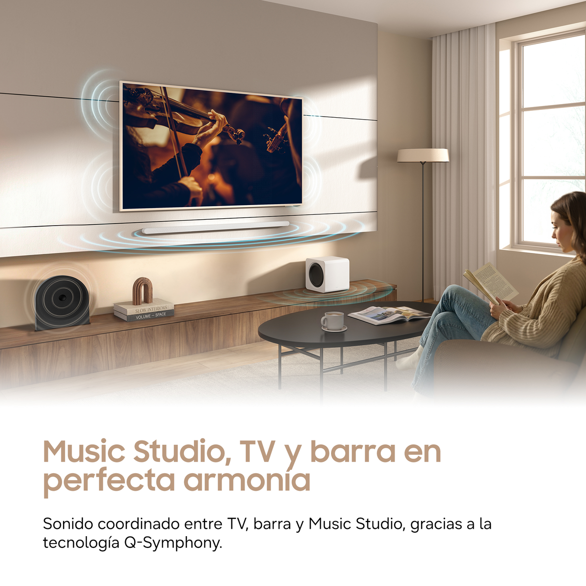 Ein Wohnzimmer mit Fernseher, Soundbar, Subwoofer und Frau, die liest.