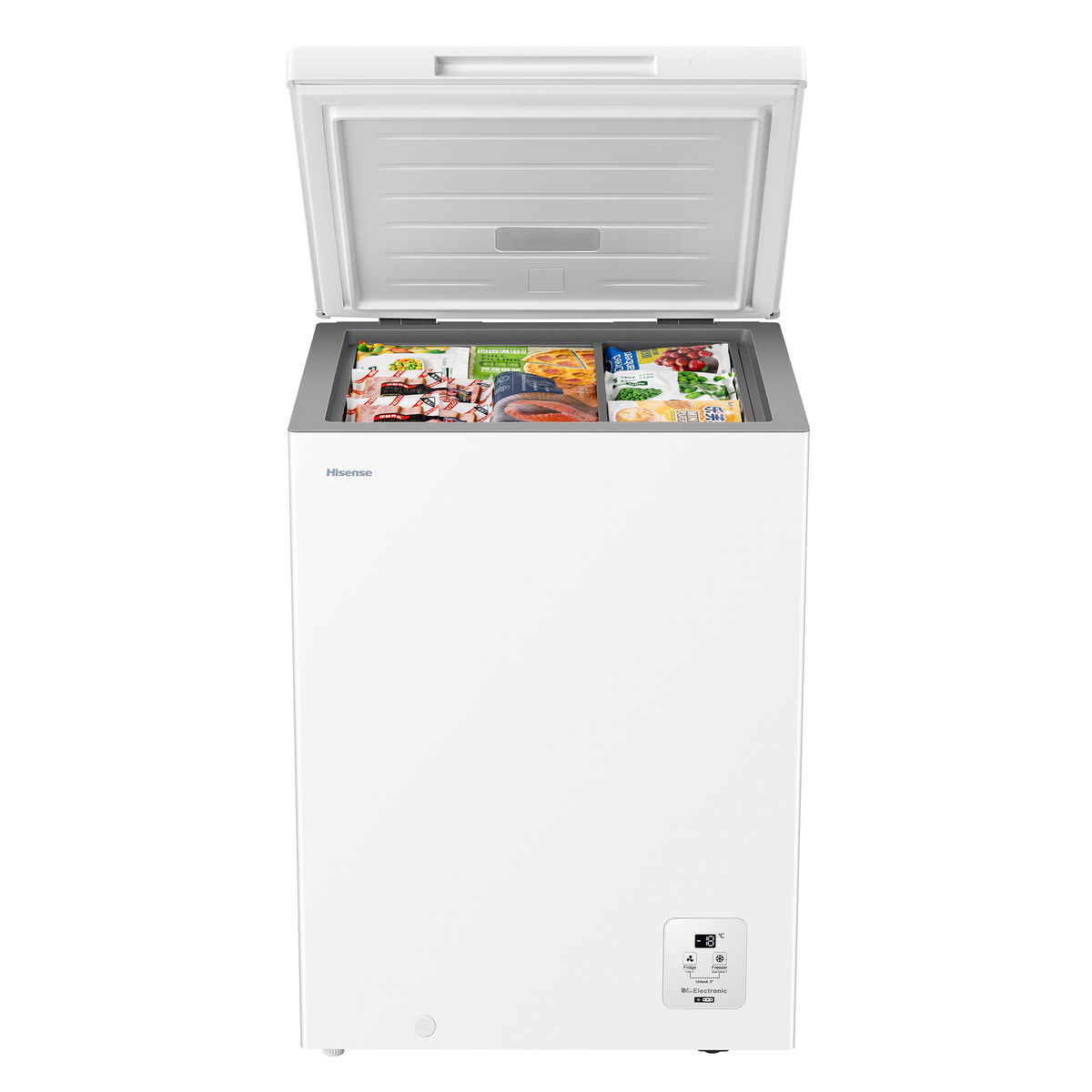 Un congelador horizontal Hisense blanco con la tapa abierta, lleno de alimentos congelados.