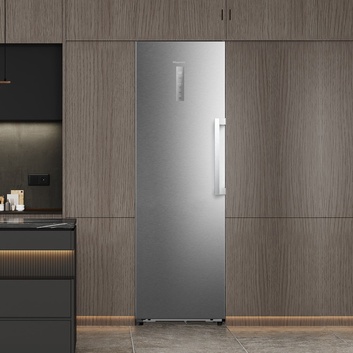 Un refrigerador Hisense delgado y plateado se encuentra en una cocina moderna con gabinetes de madera.