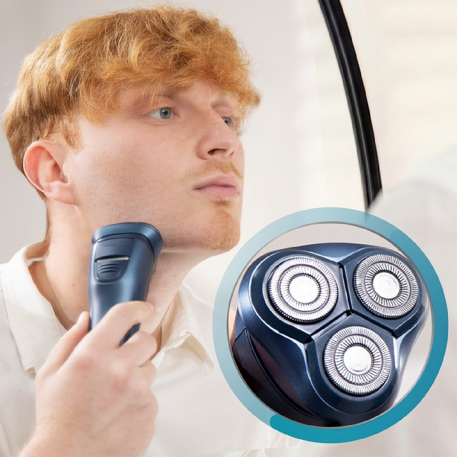 Uomo si rade con rasoio elettrico blu, primo piano della testina.