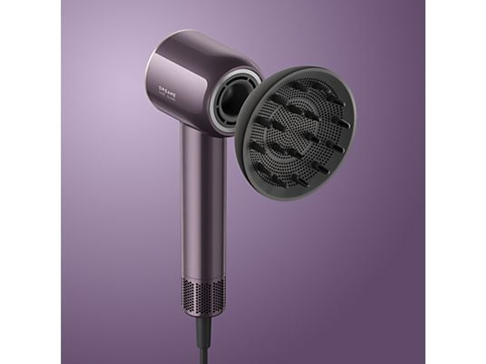 Un secador de pelo morado con accesorio difusor sobre fondo morado.