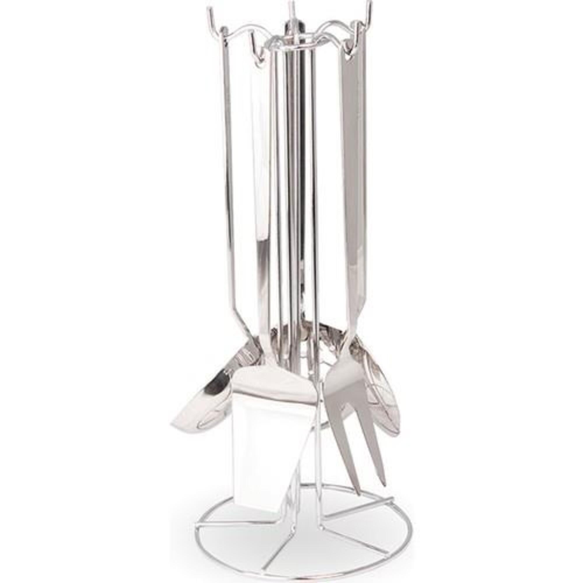 Yuvarlak bir stant üzerinde cilalı metal barbekü aletleri seti.
