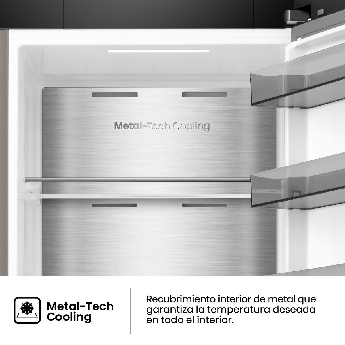 Interior de frigorífico con paneles traseros metálicos y estantes transparentes.