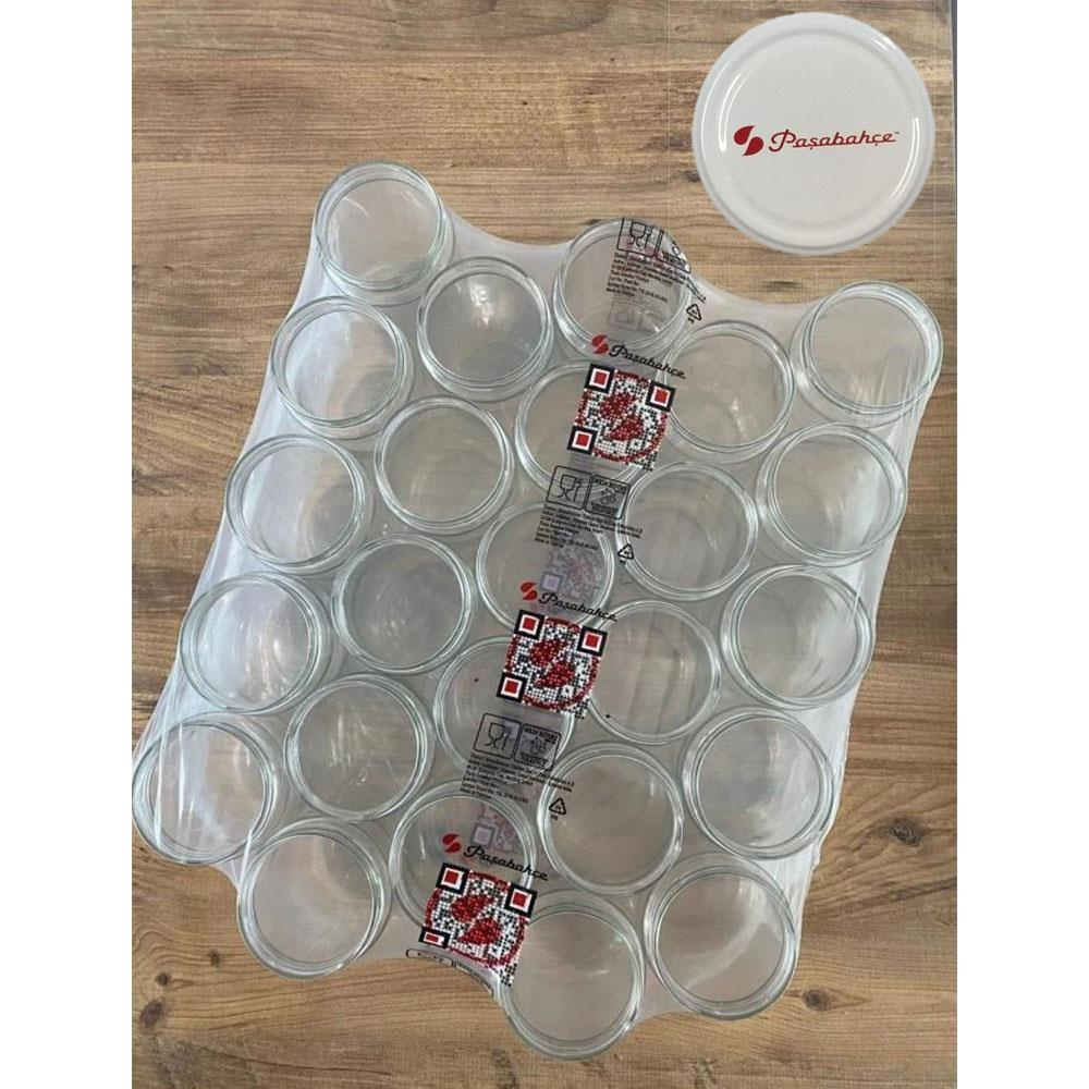 Ahşap masa üzerinde kapaklı boş cam kavanoz yığını.