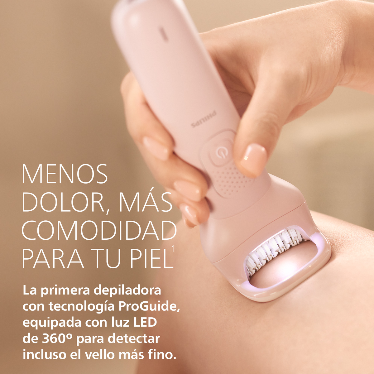 Una mano tiene un epilatore rosa con luce LED sulla pelle.