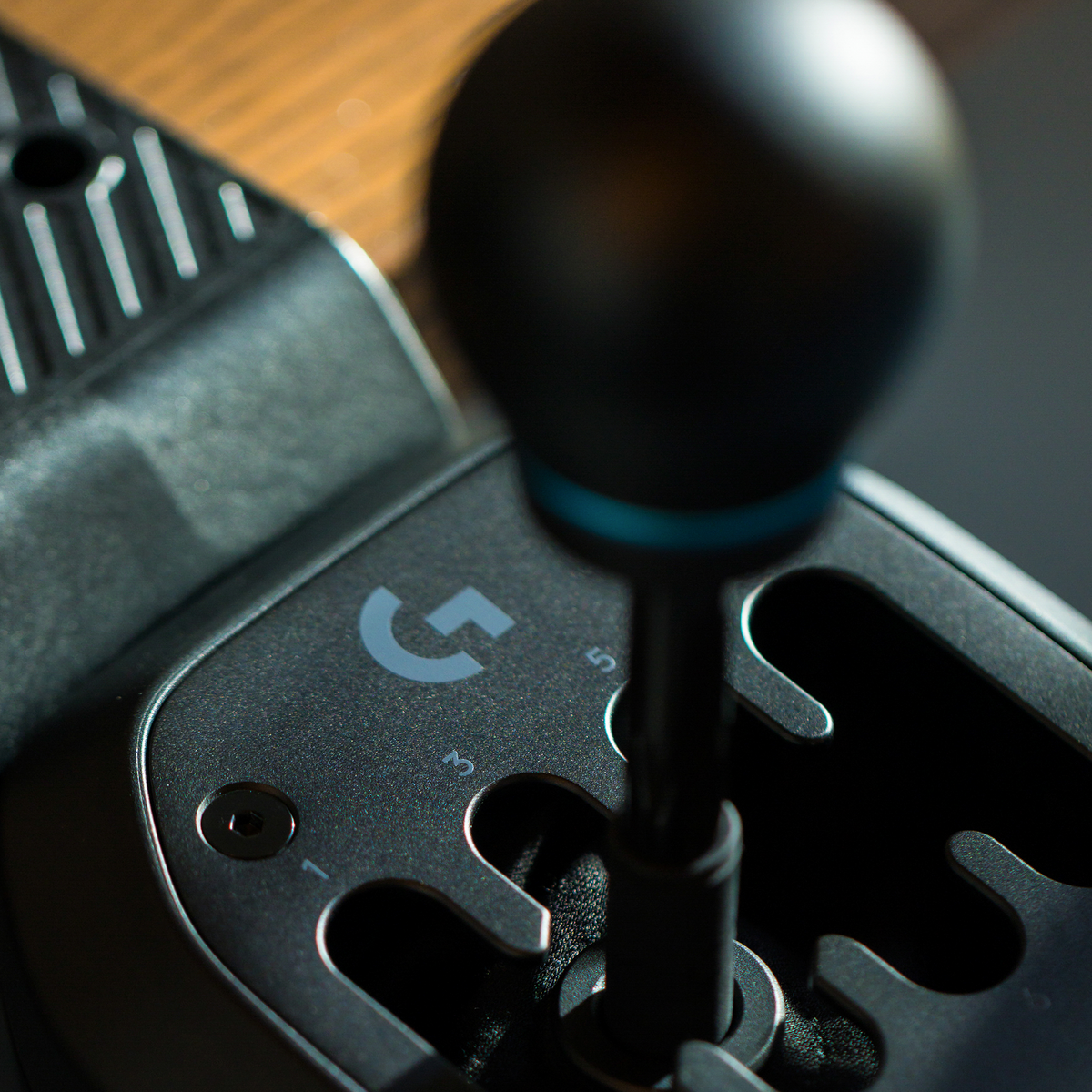Primo piano di un cambio Logitech nero con visibili le marce 1, 3 e 5.