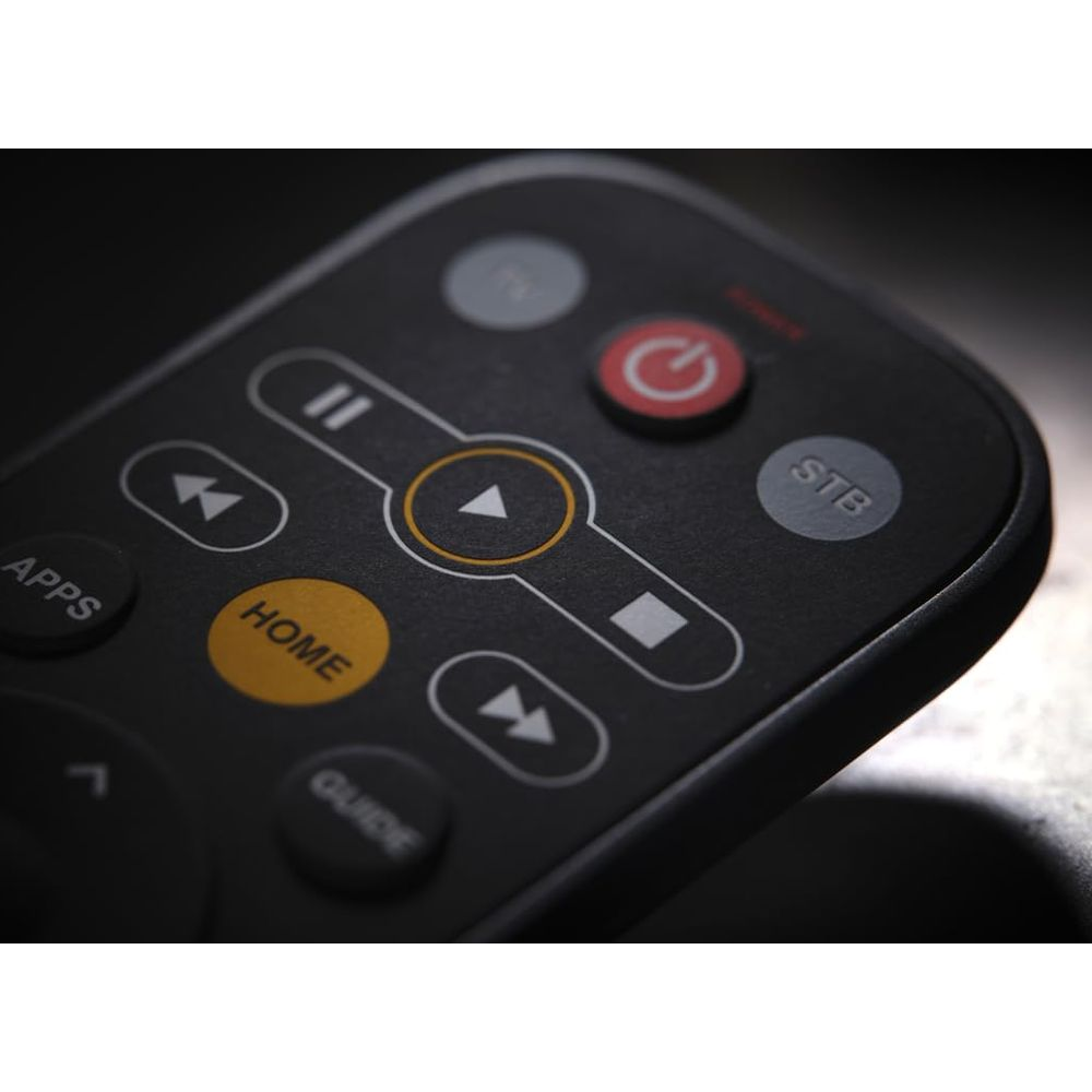 Nahaufnahme einer schwarzen Fernbedienung mit Play-Taste, Home-Taste und Power-Taste.