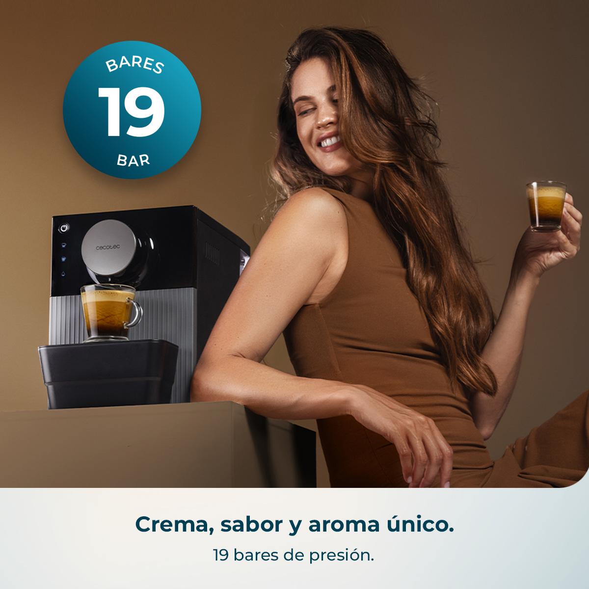 Una mujer ríe junto a una cafetera con un espresso. 19 bares.
