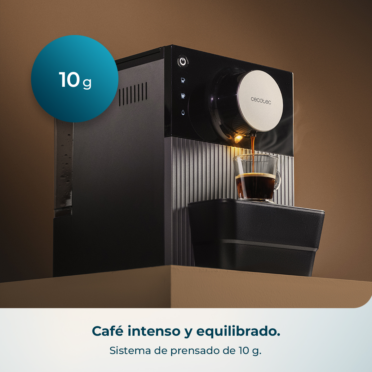 Una cafetera negra prepara café en una taza de cristal transparente. Indicado 10g.
