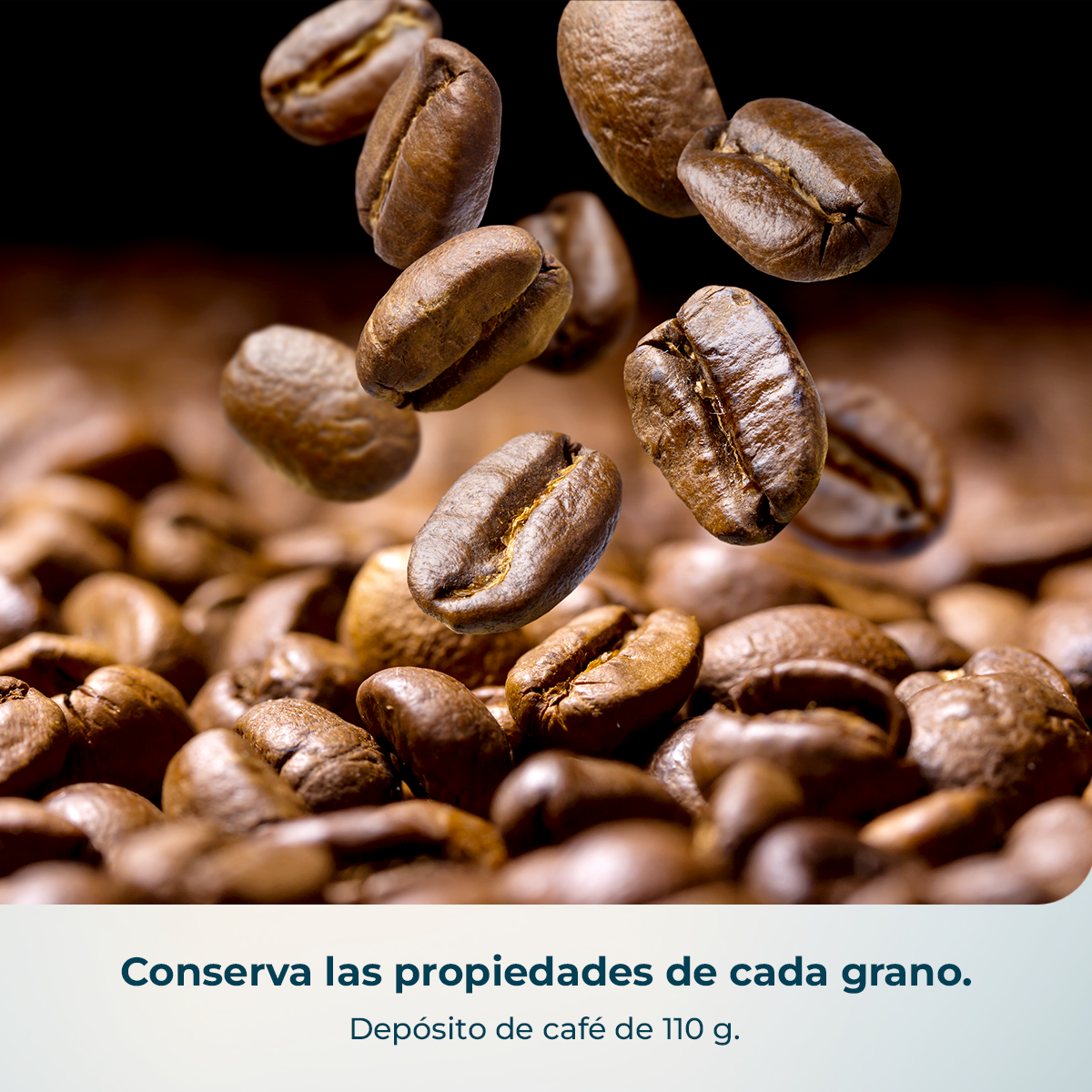 Granos de café tostados cayendo con más granos al fondo.