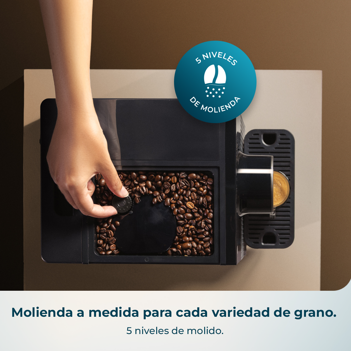 Una mano ajusta el molinillo de una cafetera con 5 niveles.