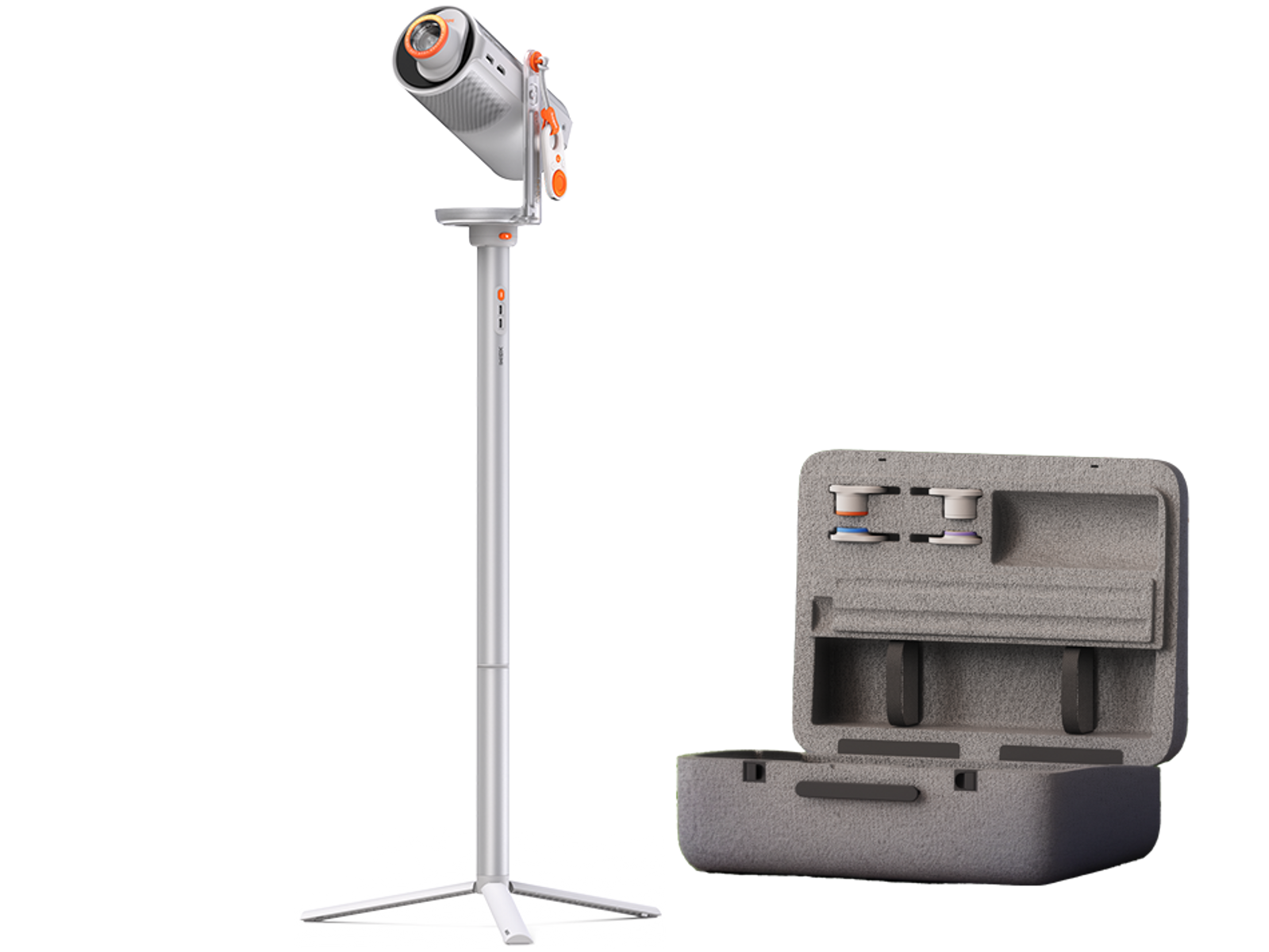 Açık gri bir çantanın yanında gümüş renkli bir tripod üzerinde beyaz projektör.