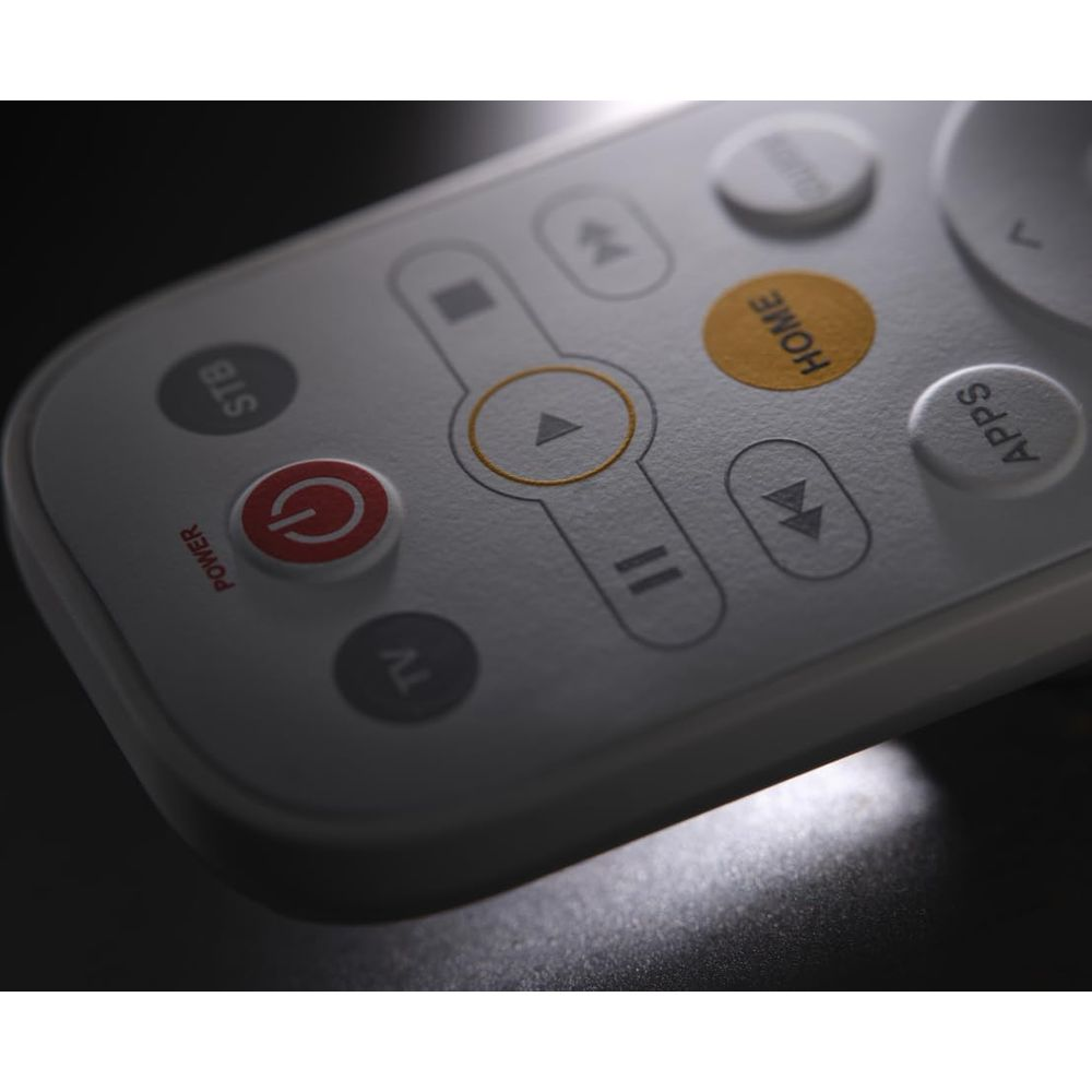 Nahaufnahme einer weißen Fernbedienung mit Tasten für Power, Home, Apps und Wiedergabe.
