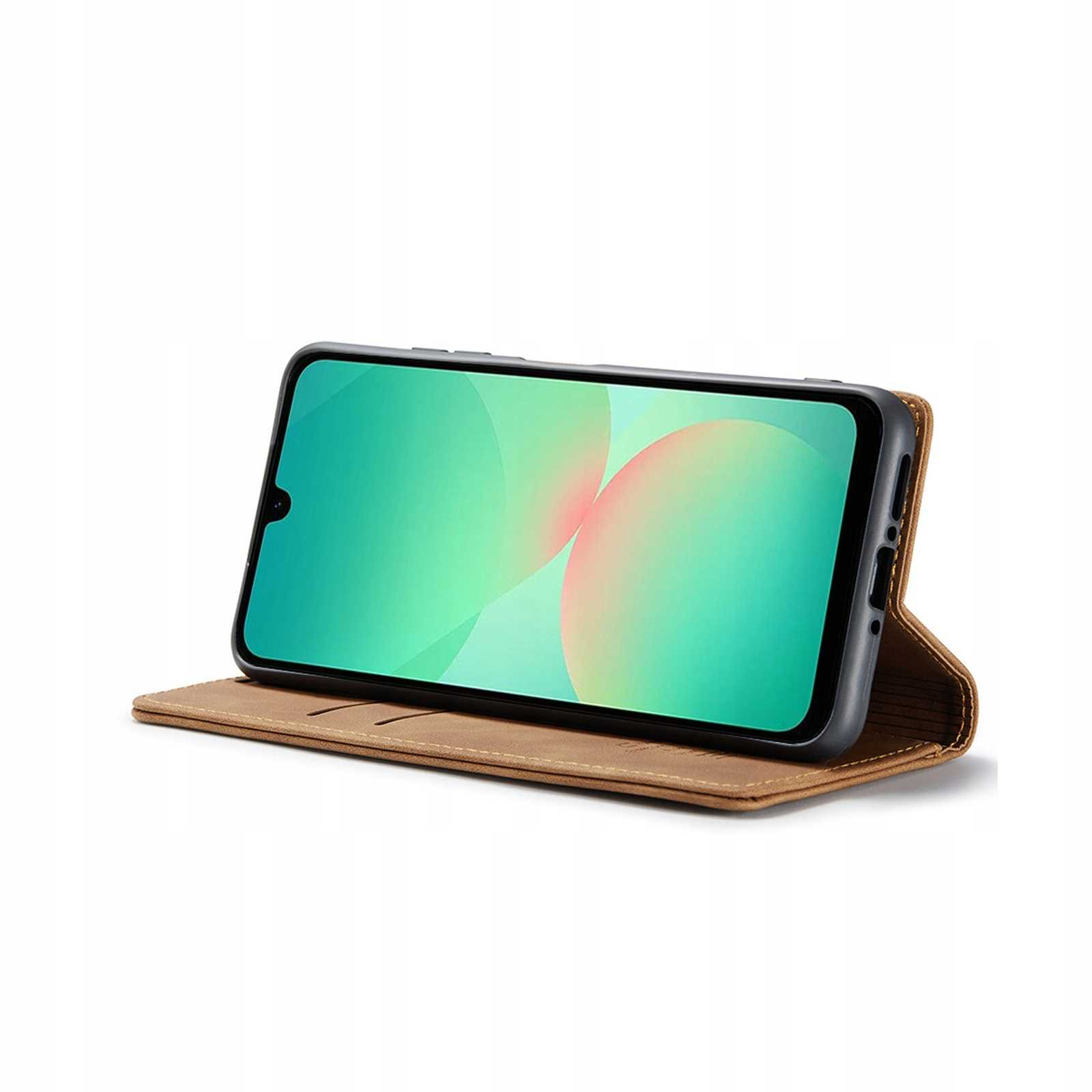 Smartfon w brązowym etui, oparty o białą powierzchnię.