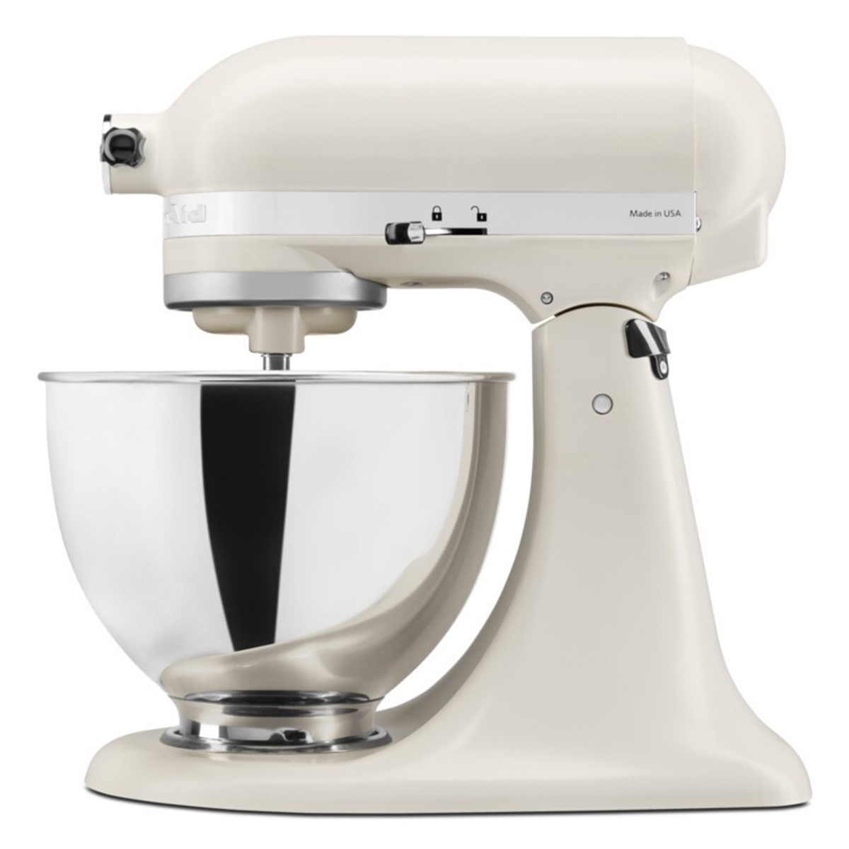 Se muestra una batidora de pie KitchenAid color crema con un bol de metal pulido.