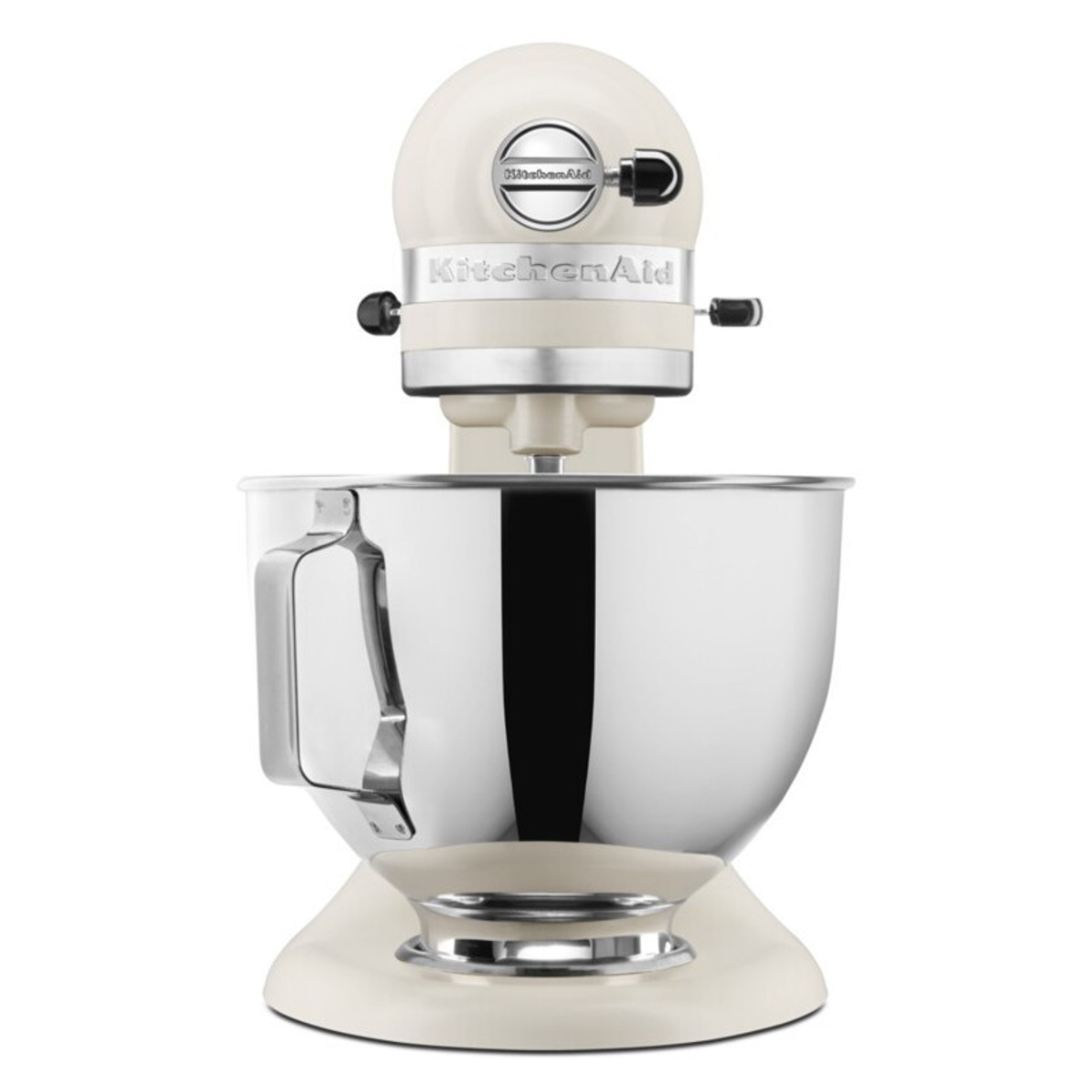 Una batidora de pie KitchenAid color crema con bol de acero inoxidable pulido.