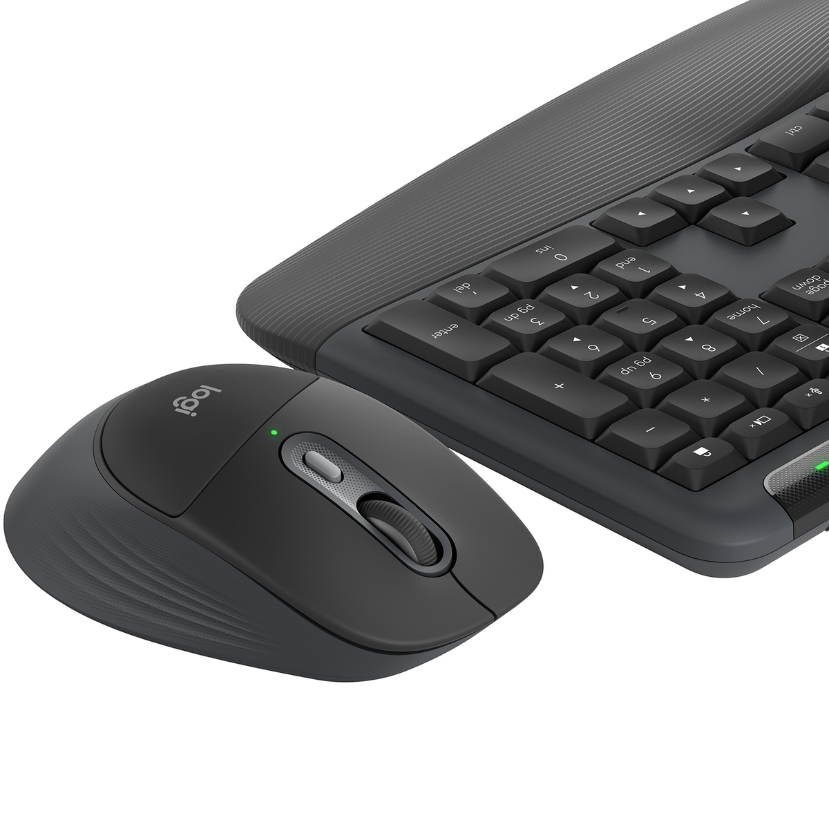 Un mouse Logitech nero e parte di una tastiera nera su sfondo bianco.
