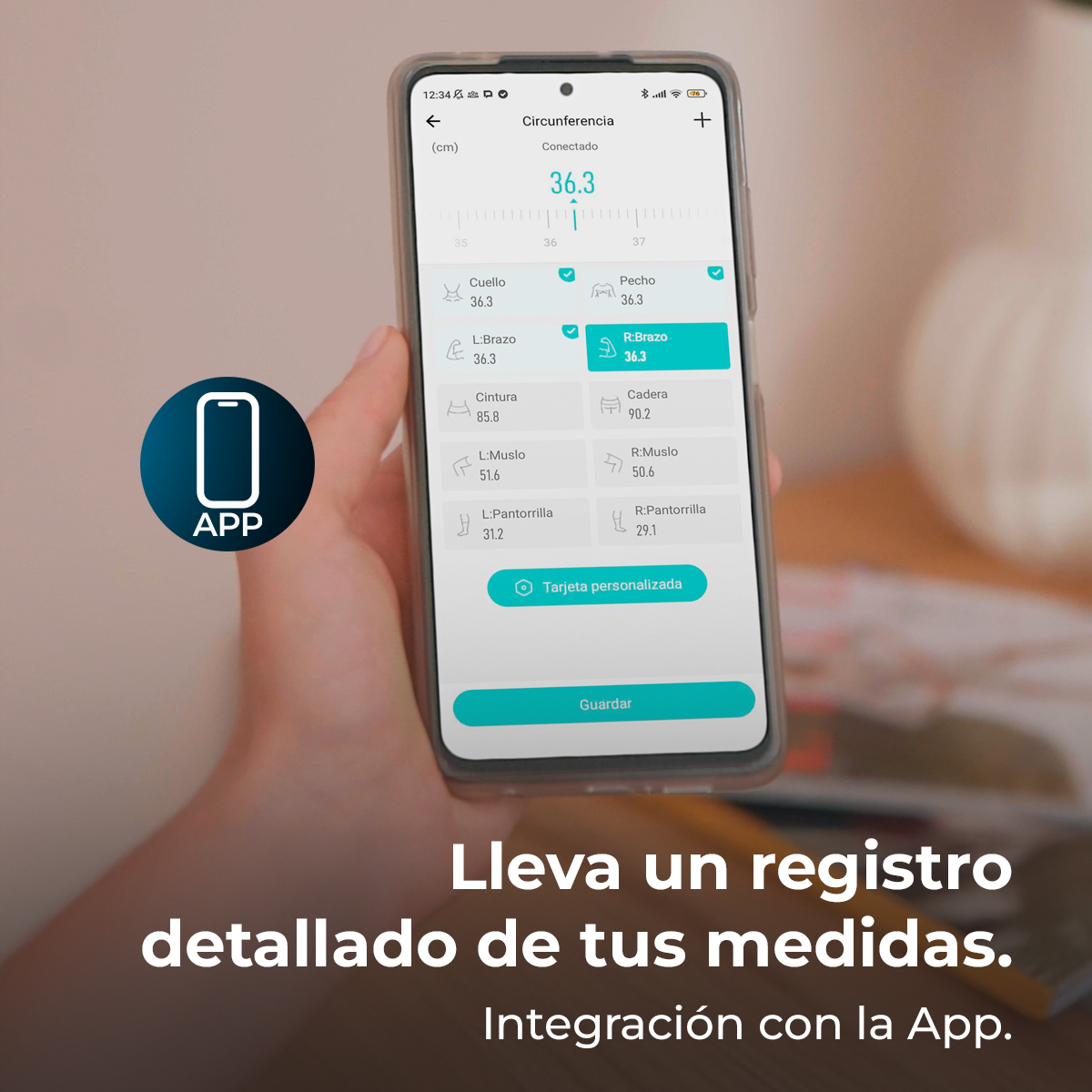 Pantalla de app muestra medidas corporales: cuello, pecho, brazo.